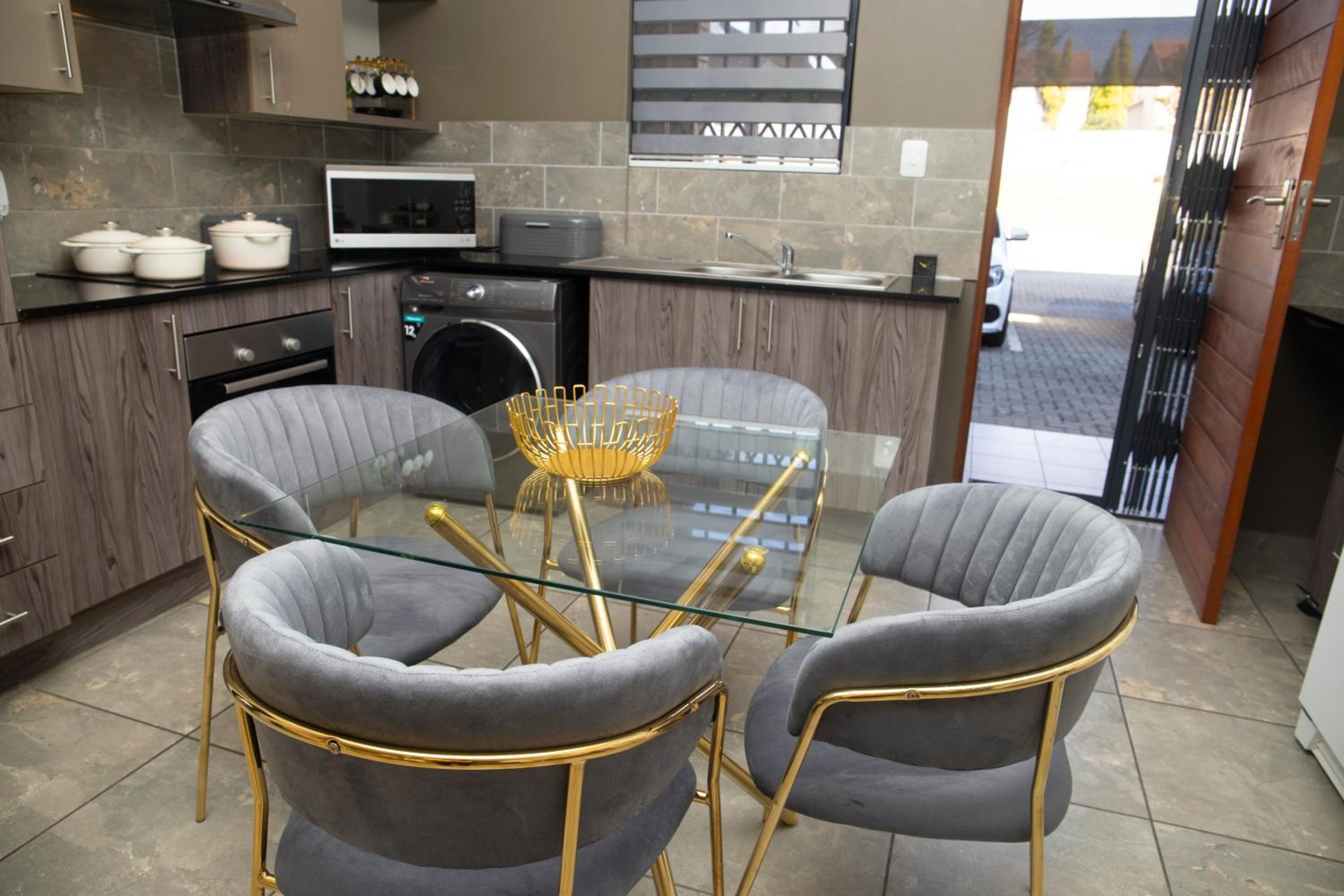 SMOMONDIA'S LUXURY APARTMENT view 5