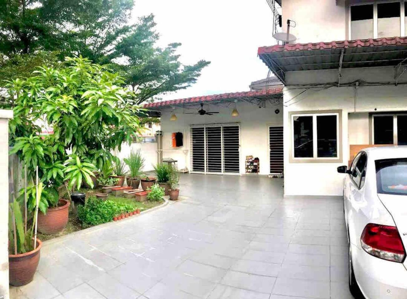 Corner Homestay with Garden and Private Parking