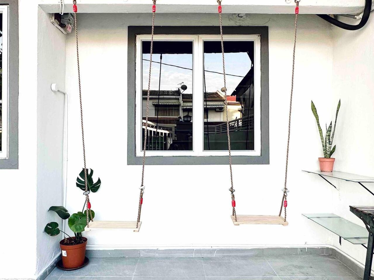 Corner Homestay with Garden and Private Parking