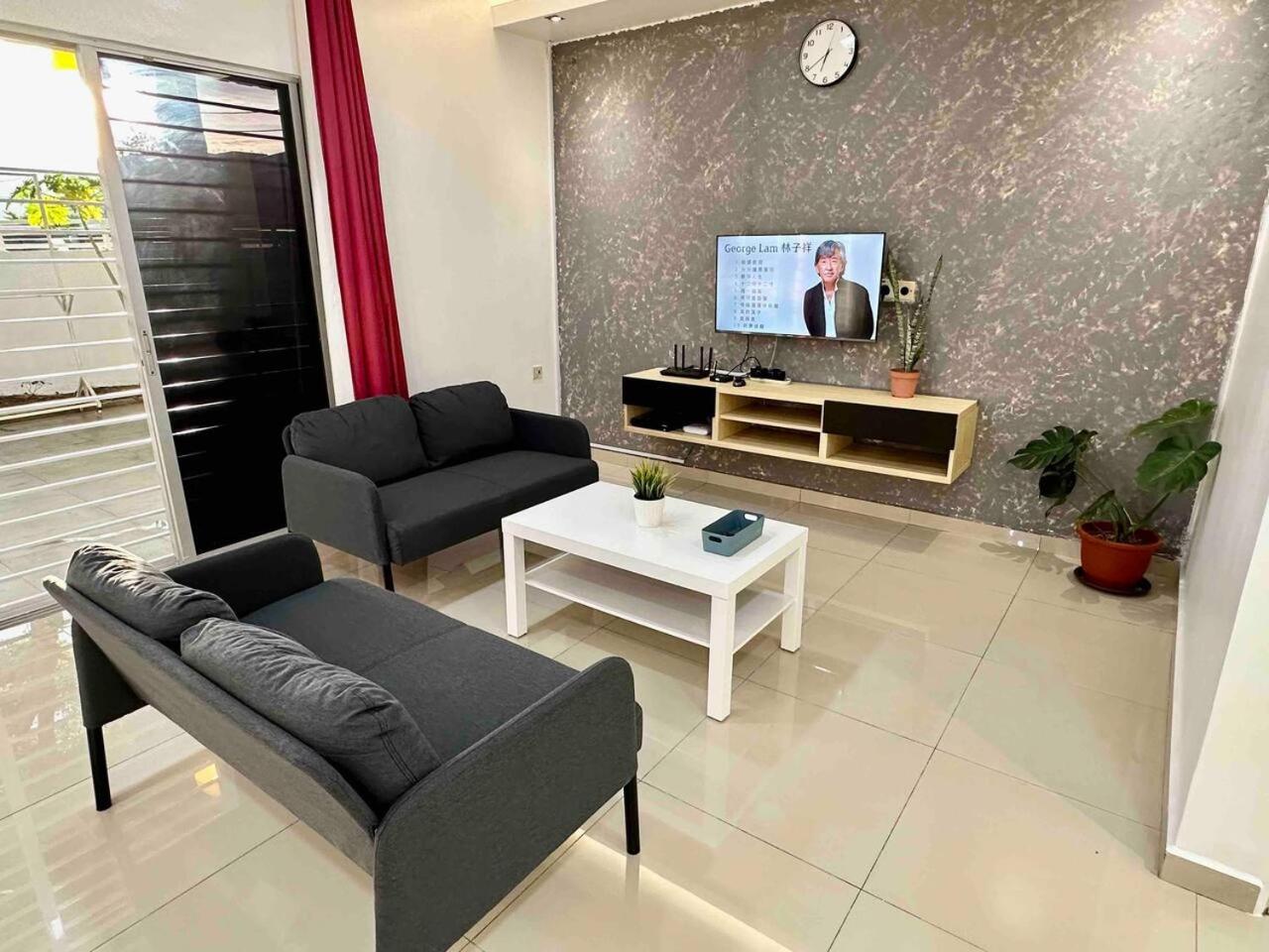 Corner Homestay with Garden and Private Parking