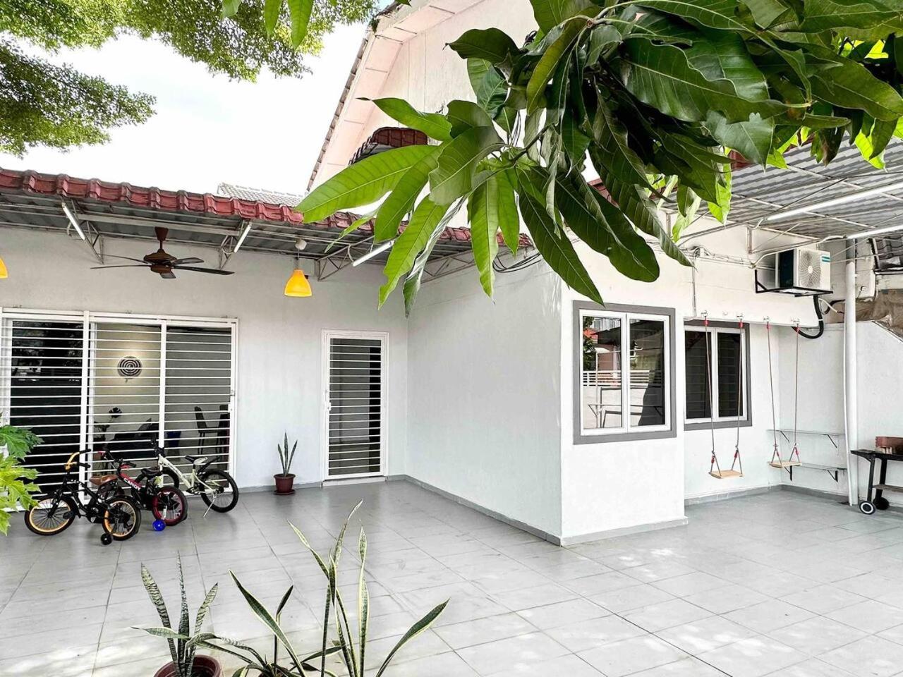 Corner Homestay with Garden and Private Parking