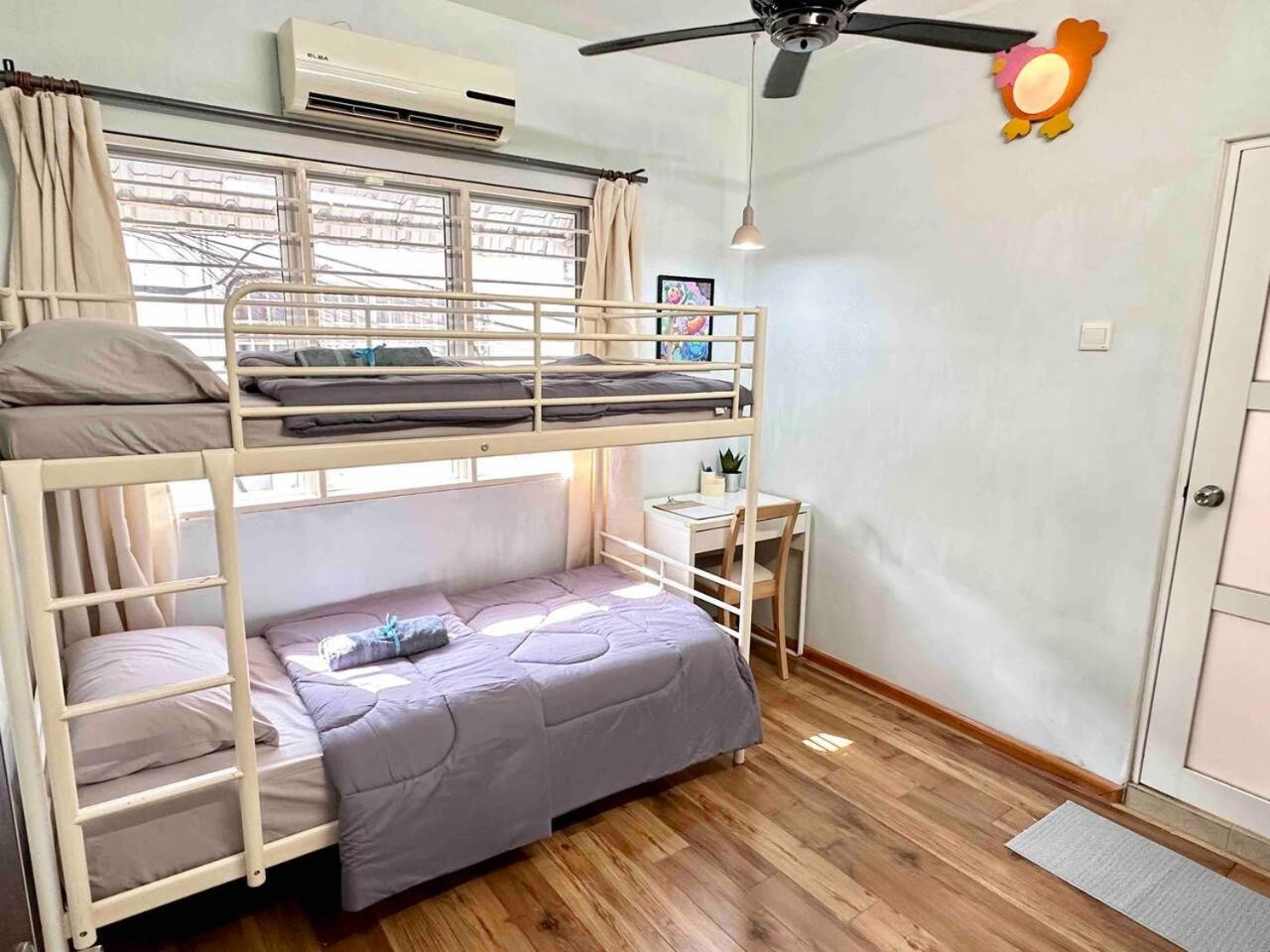 Corner Homestay with Garden and Private Parking
