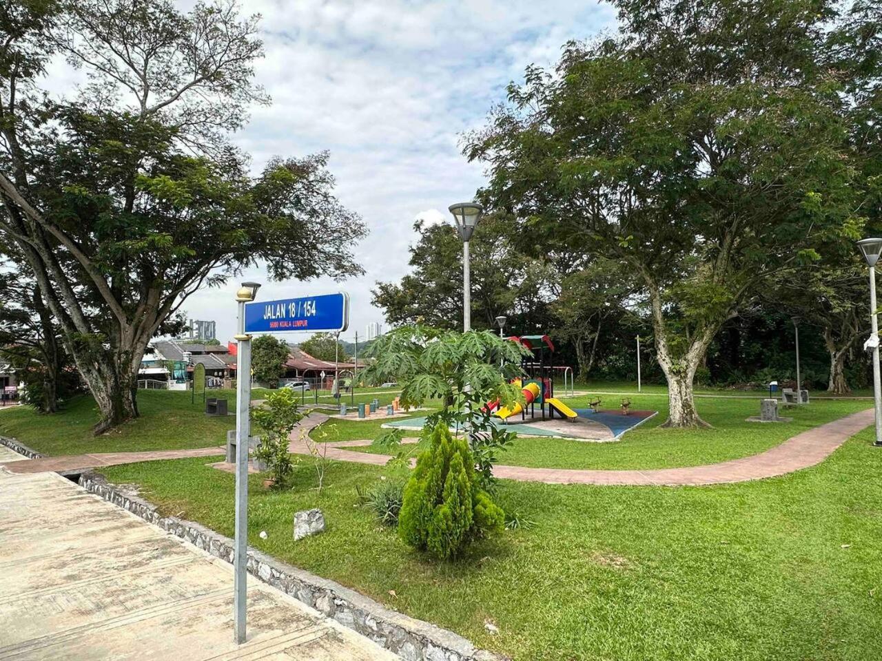 Corner Homestay with Garden and Private Parking