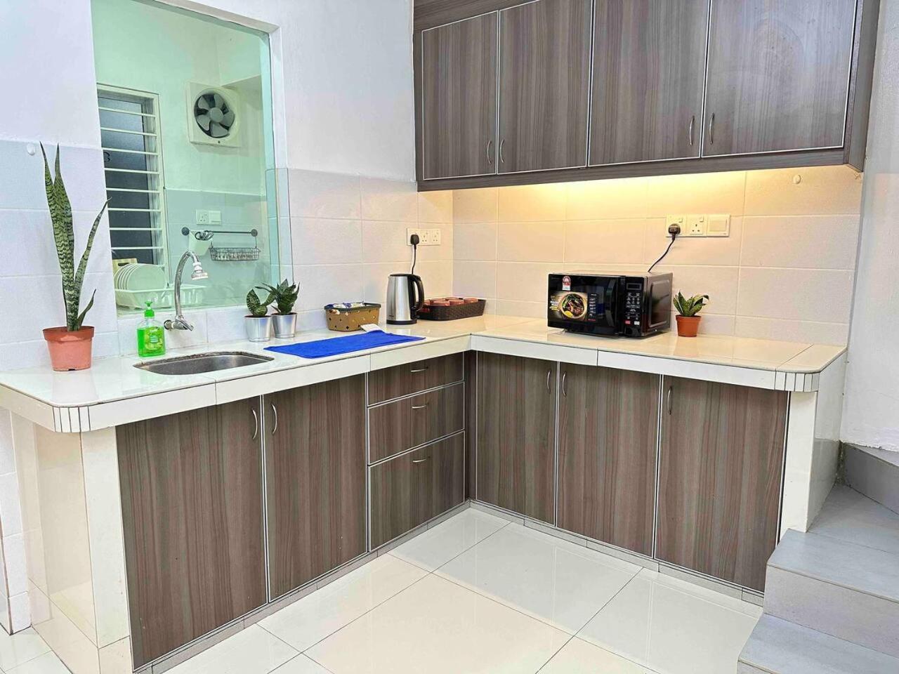 Corner Homestay with Garden and Private Parking