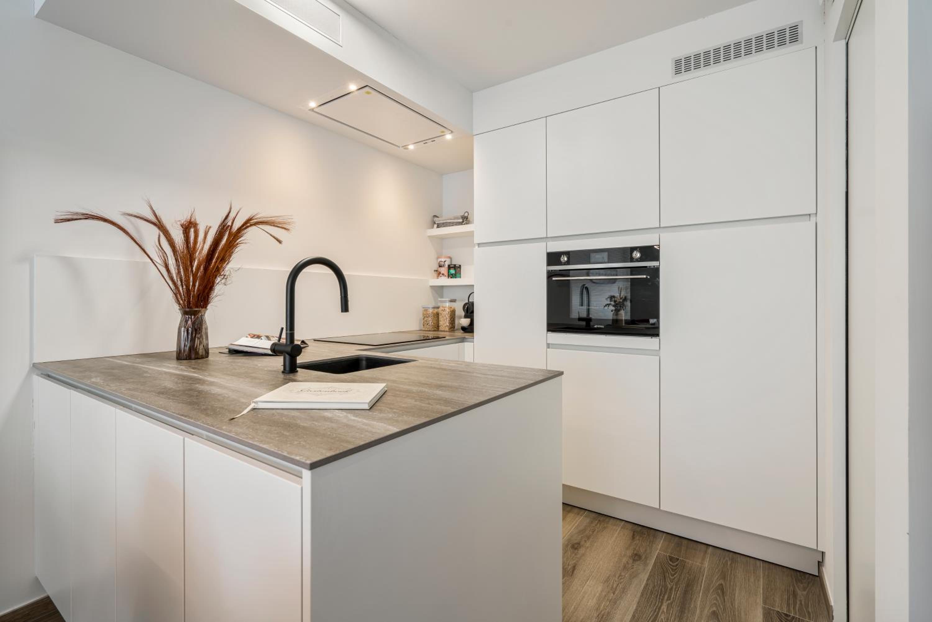 Port Orion - Brand new ground floor flat with pool