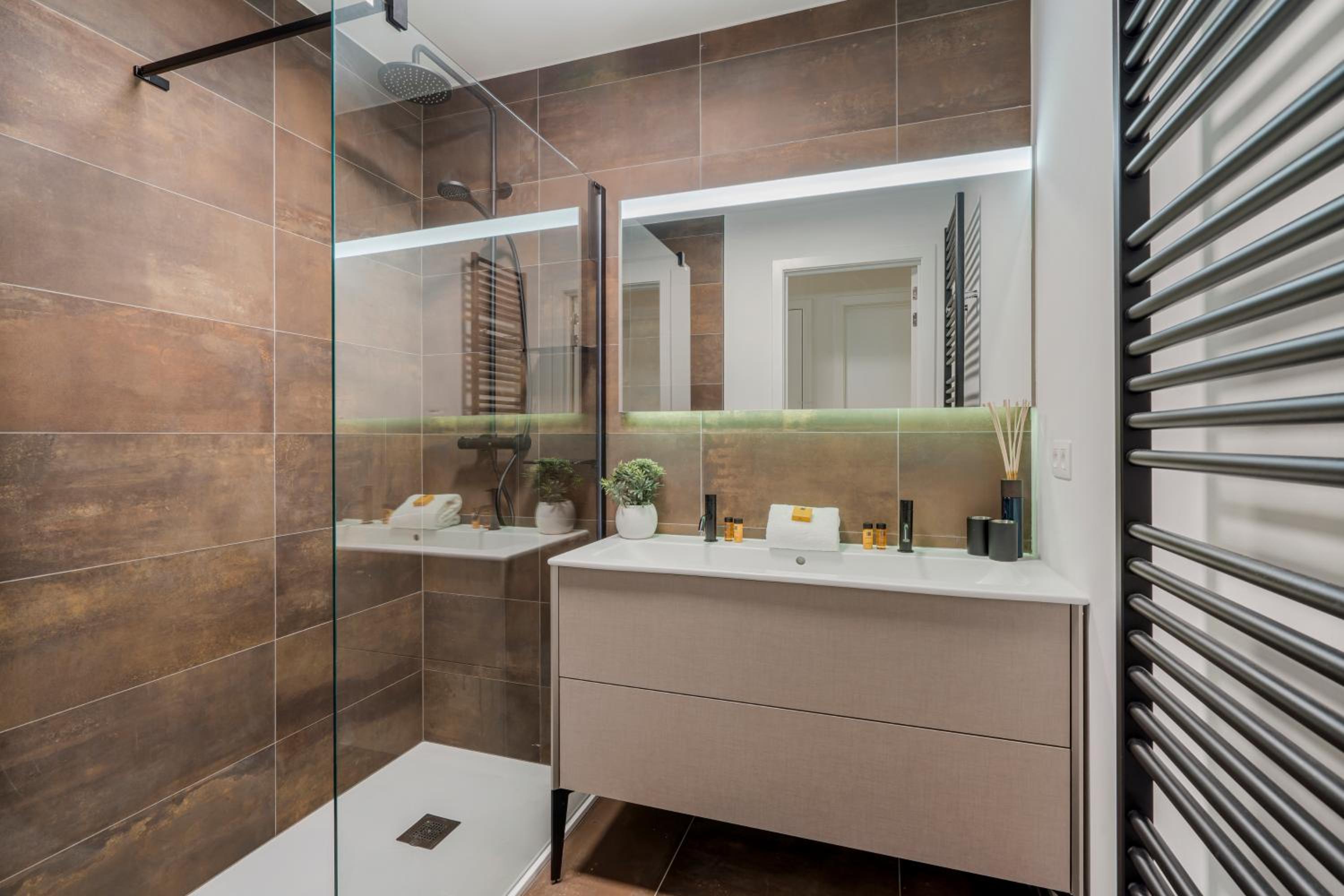 Port Orion - Brand new ground floor flat with pool