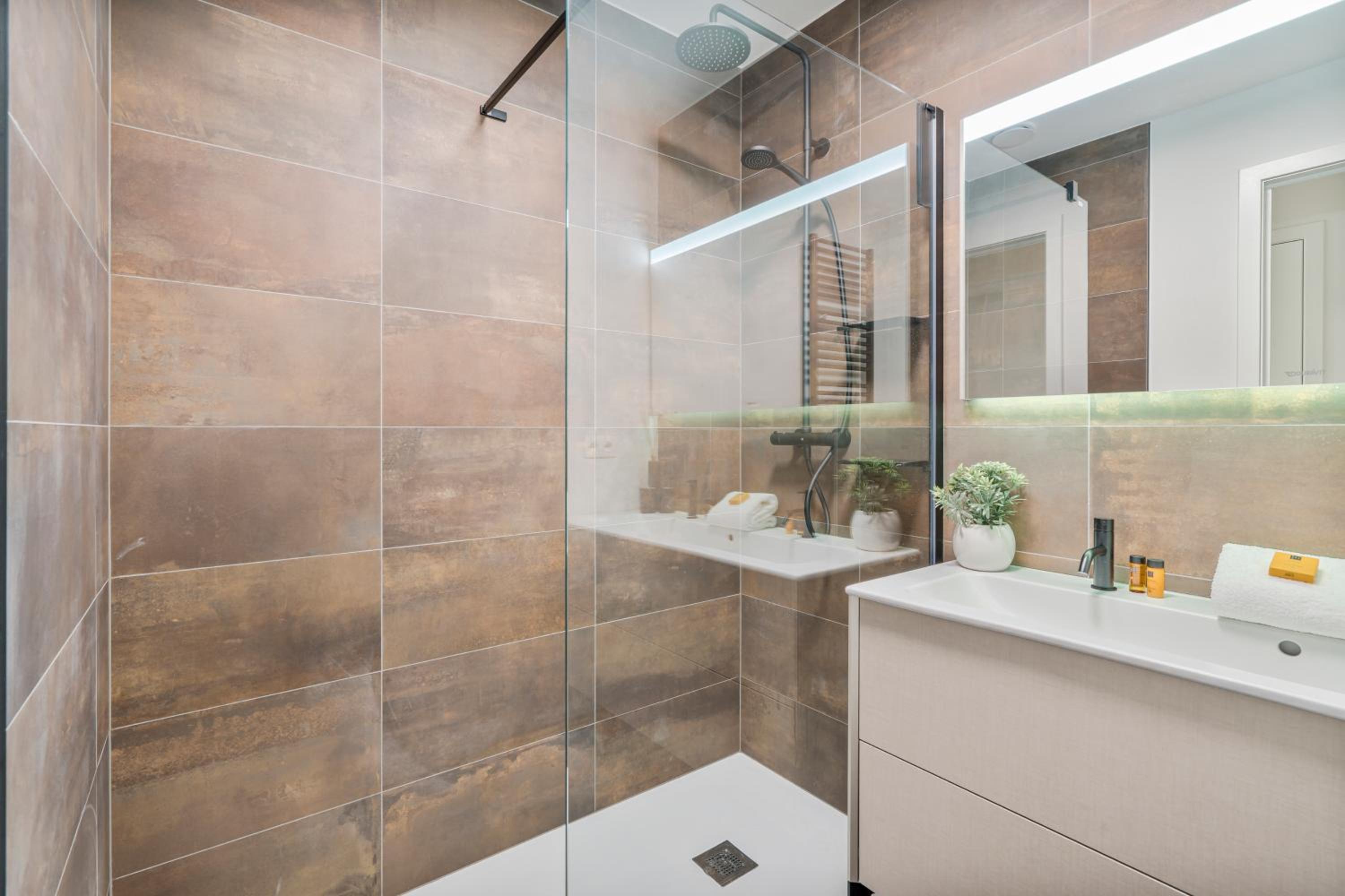 Port Orion - Brand new ground floor flat with pool