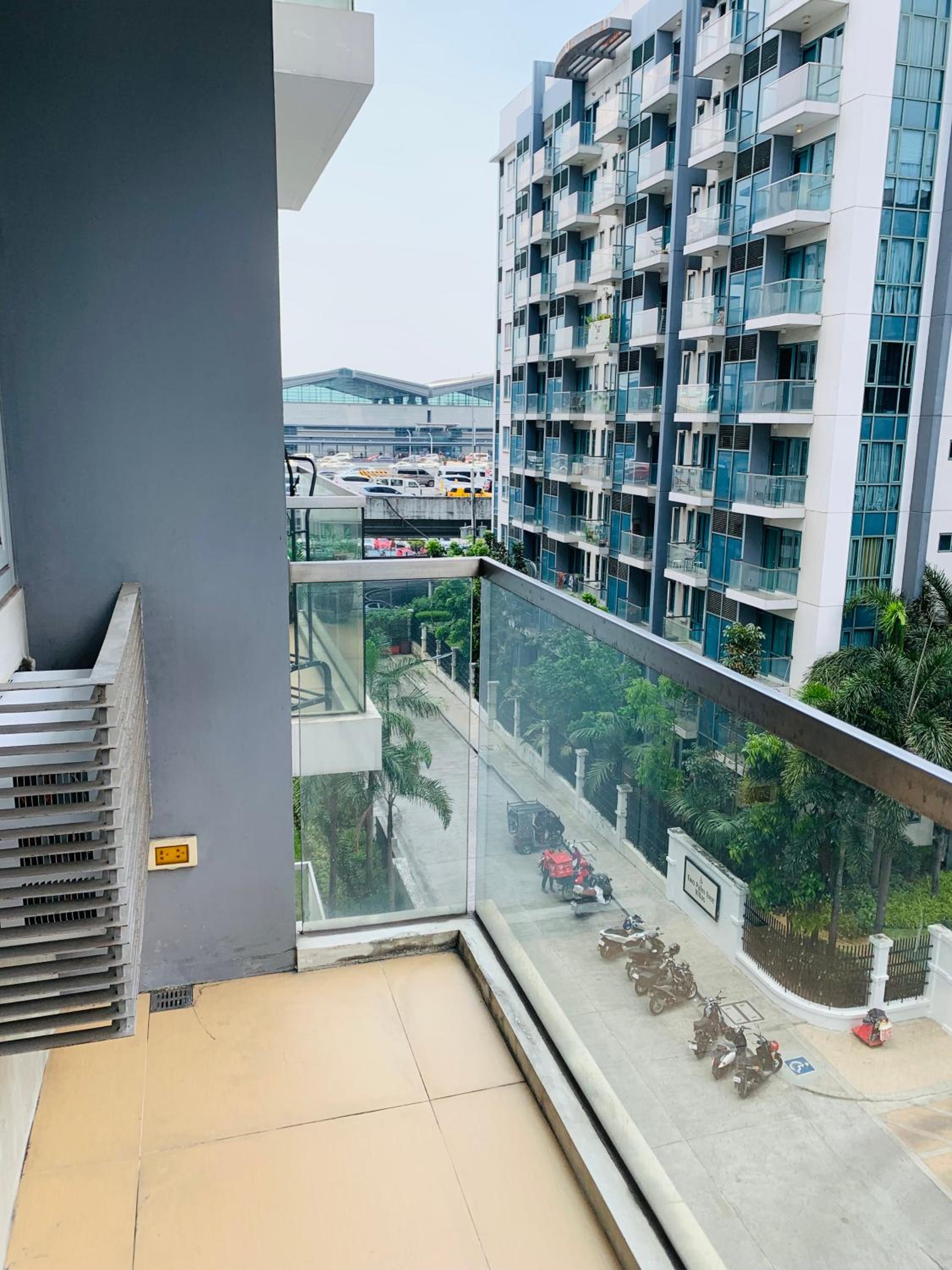 Studio 5B with Balcony across Terminal 3 Airport