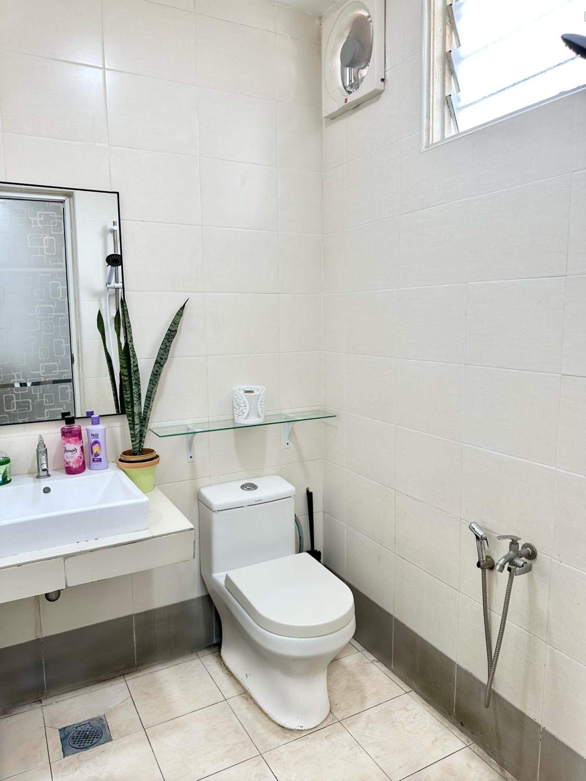 Corner Homestay with Garden and Private Parking