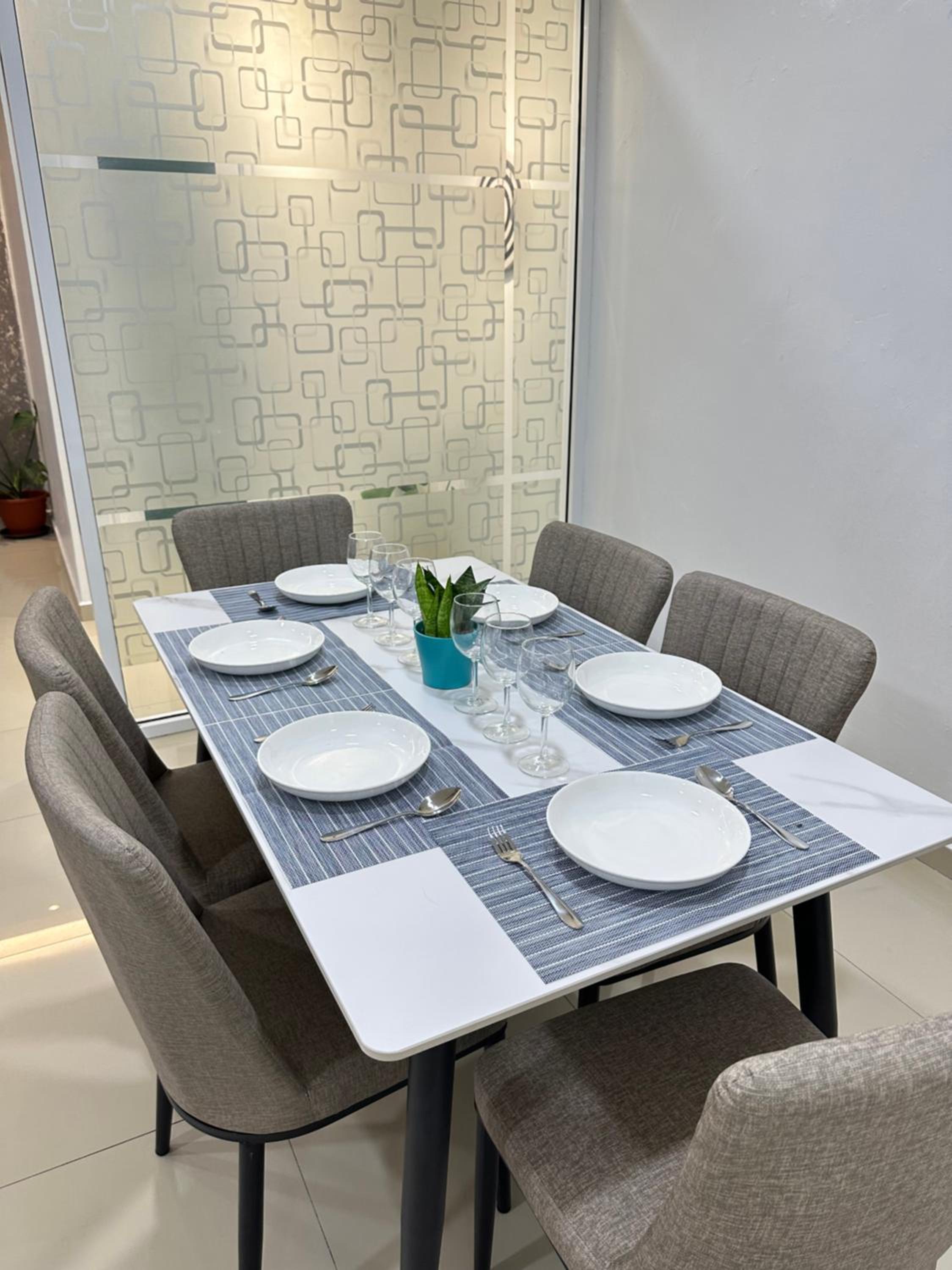 Corner Homestay with Garden and Private Parking