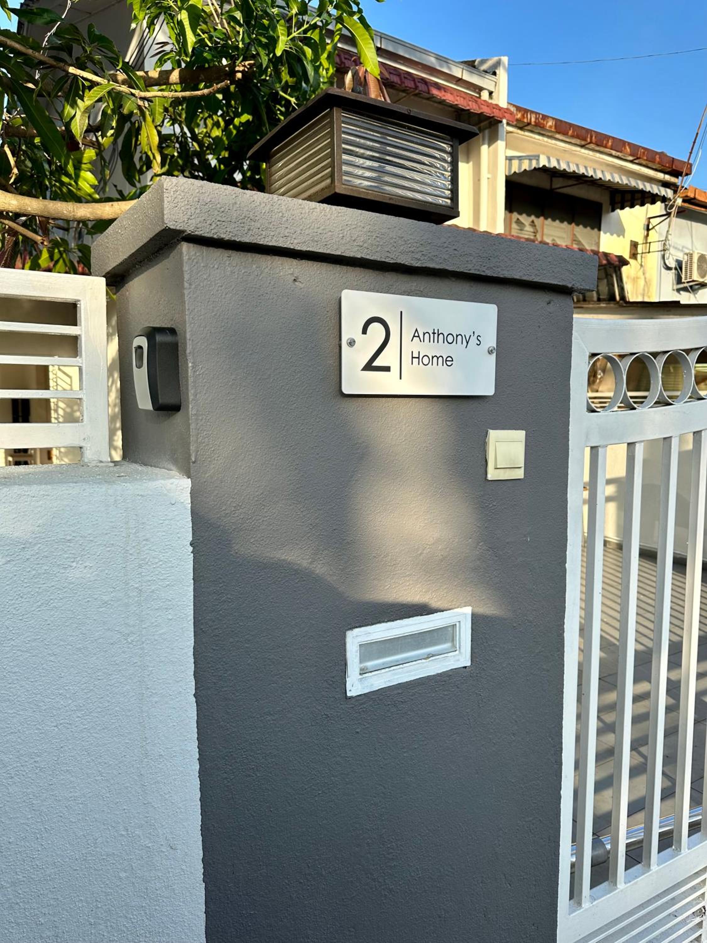 Corner Homestay with Garden and Private Parking