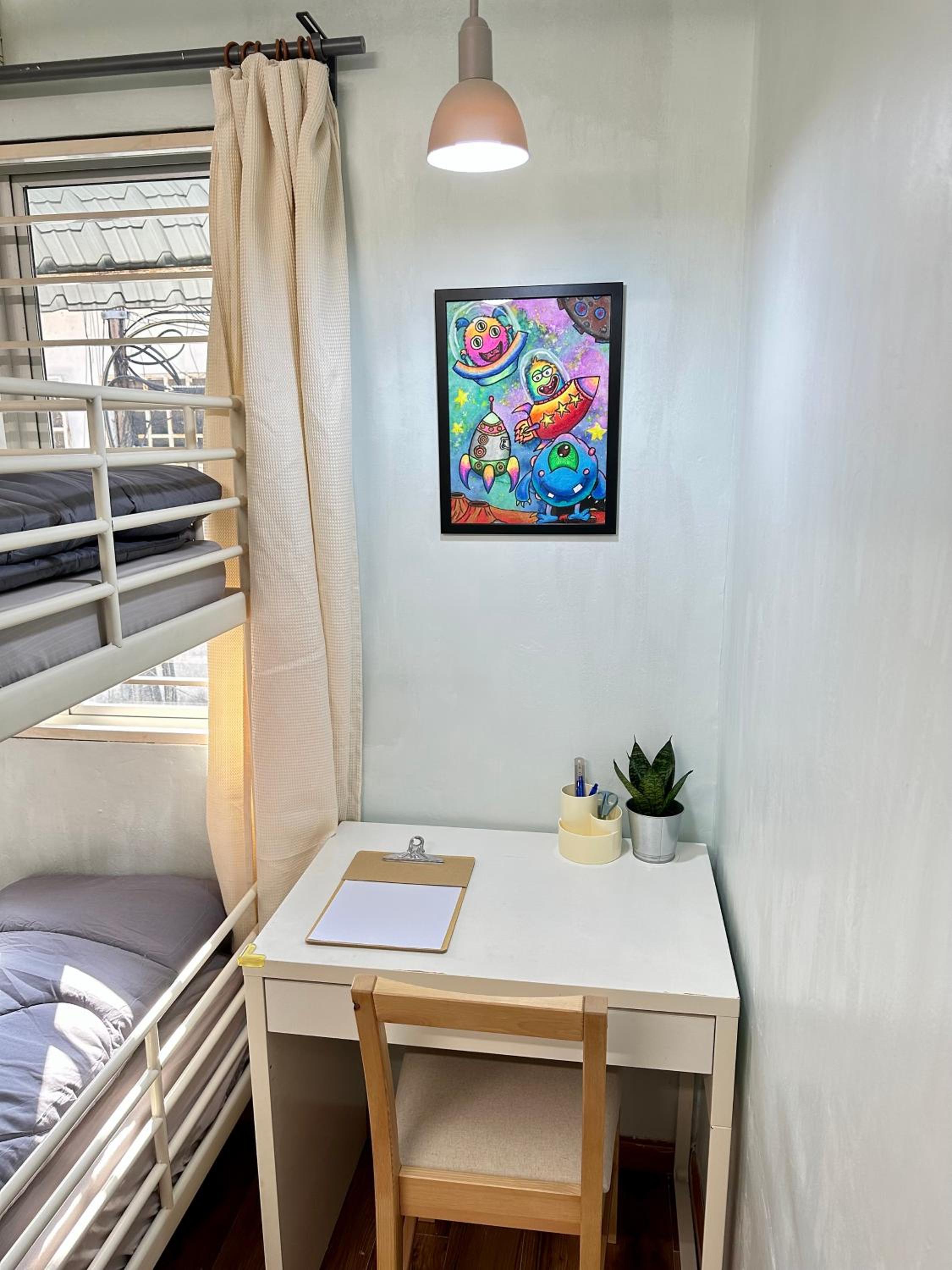 Corner Homestay with Garden and Private Parking