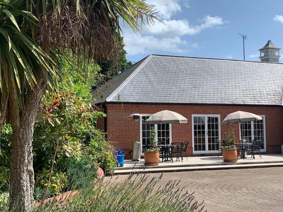 Country Estate heated pool close to beach. Fishing view 3
