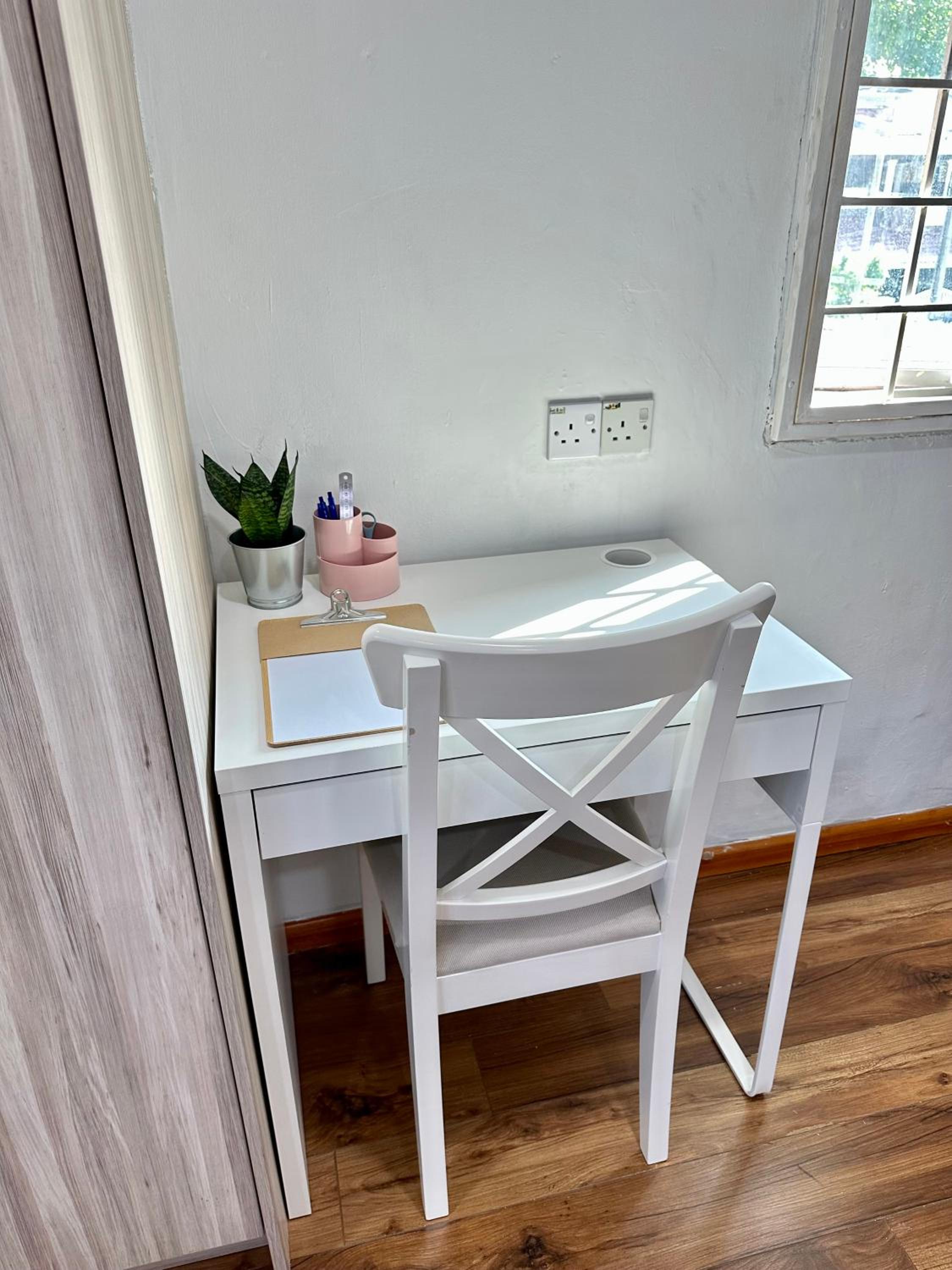 Corner Homestay with Garden and Private Parking