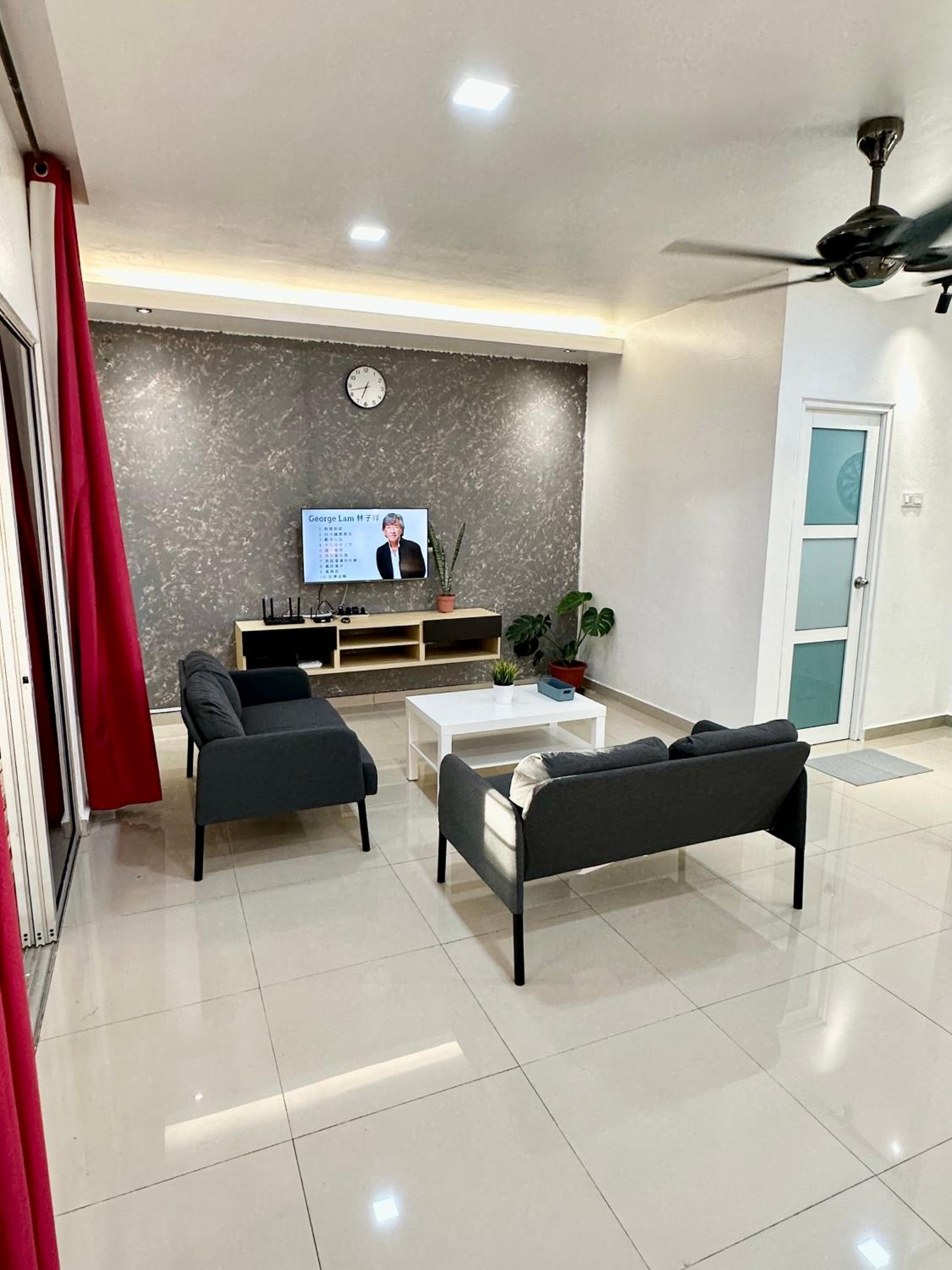 Corner Homestay with Garden and Private Parking