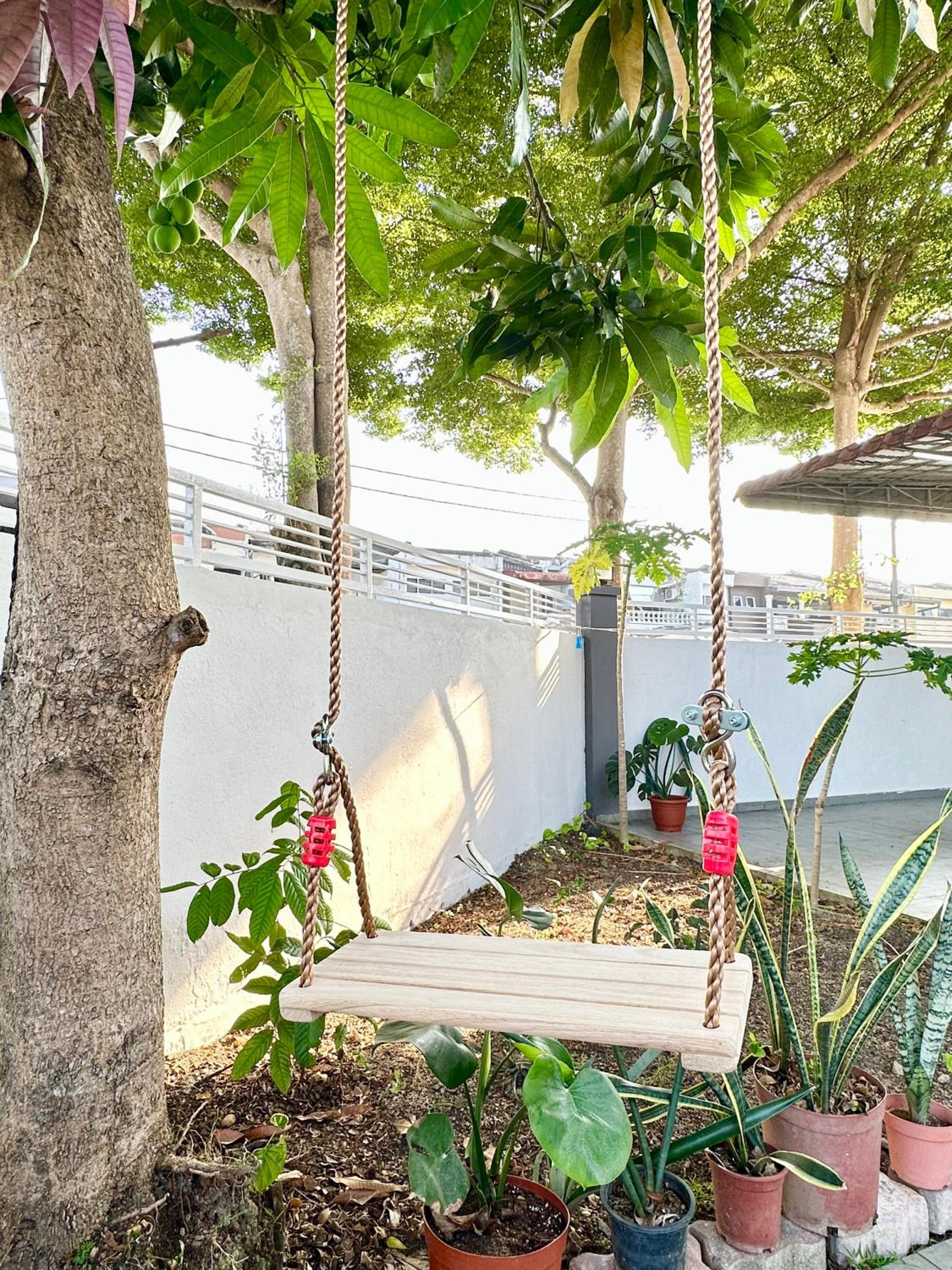 Corner Homestay with Garden and Private Parking