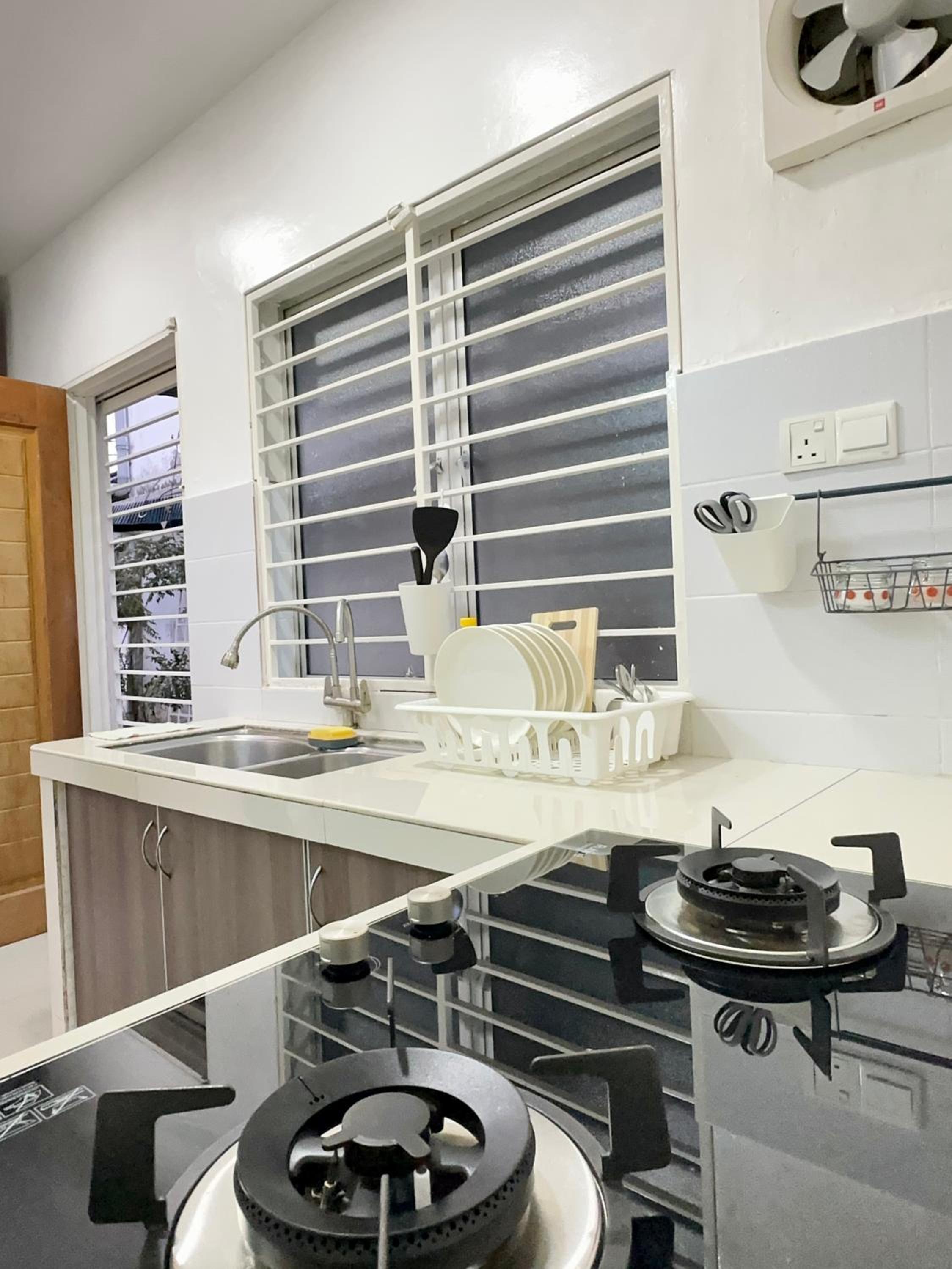Corner Homestay with Garden and Private Parking