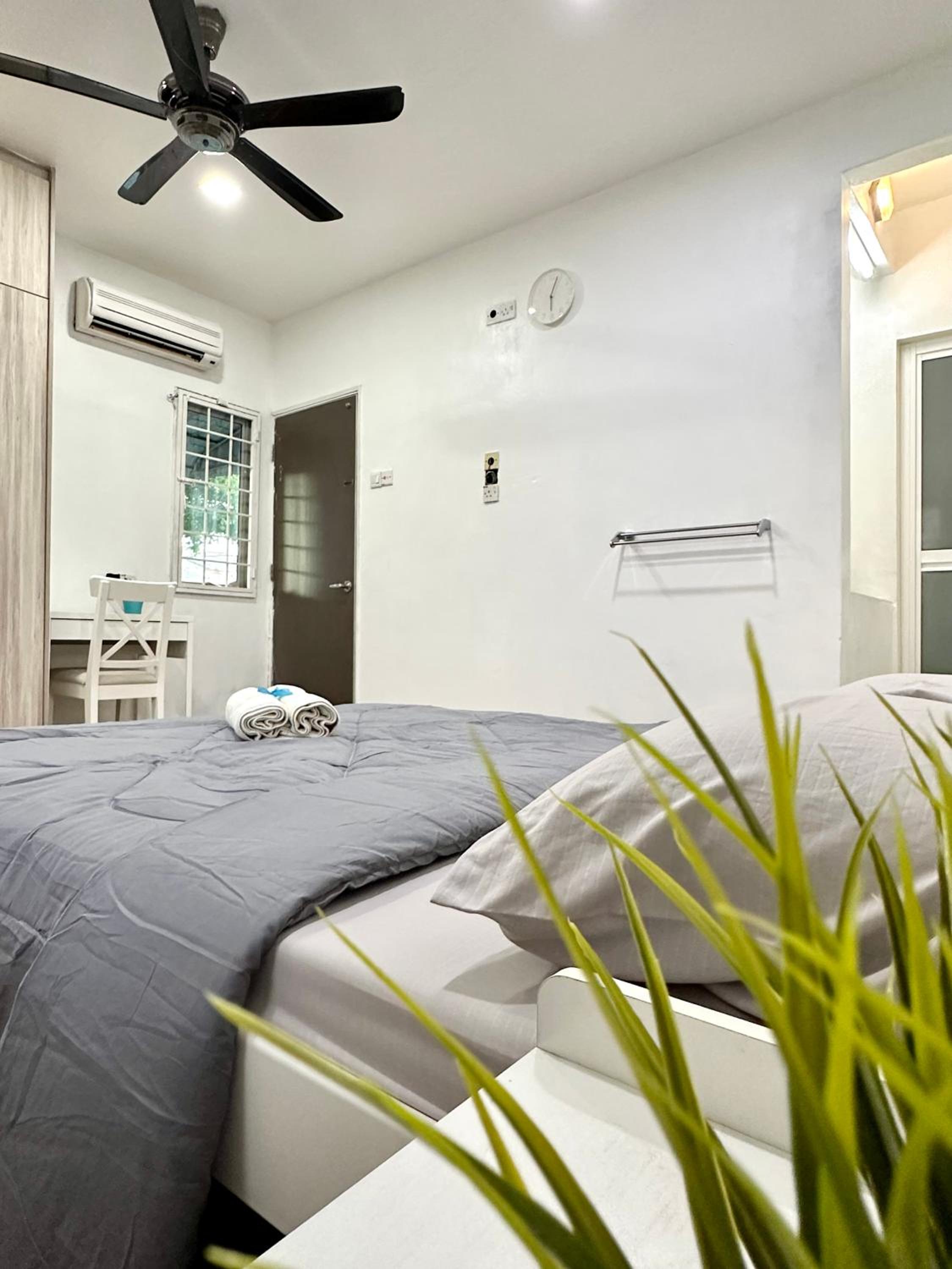 Corner Homestay with Garden and Private Parking