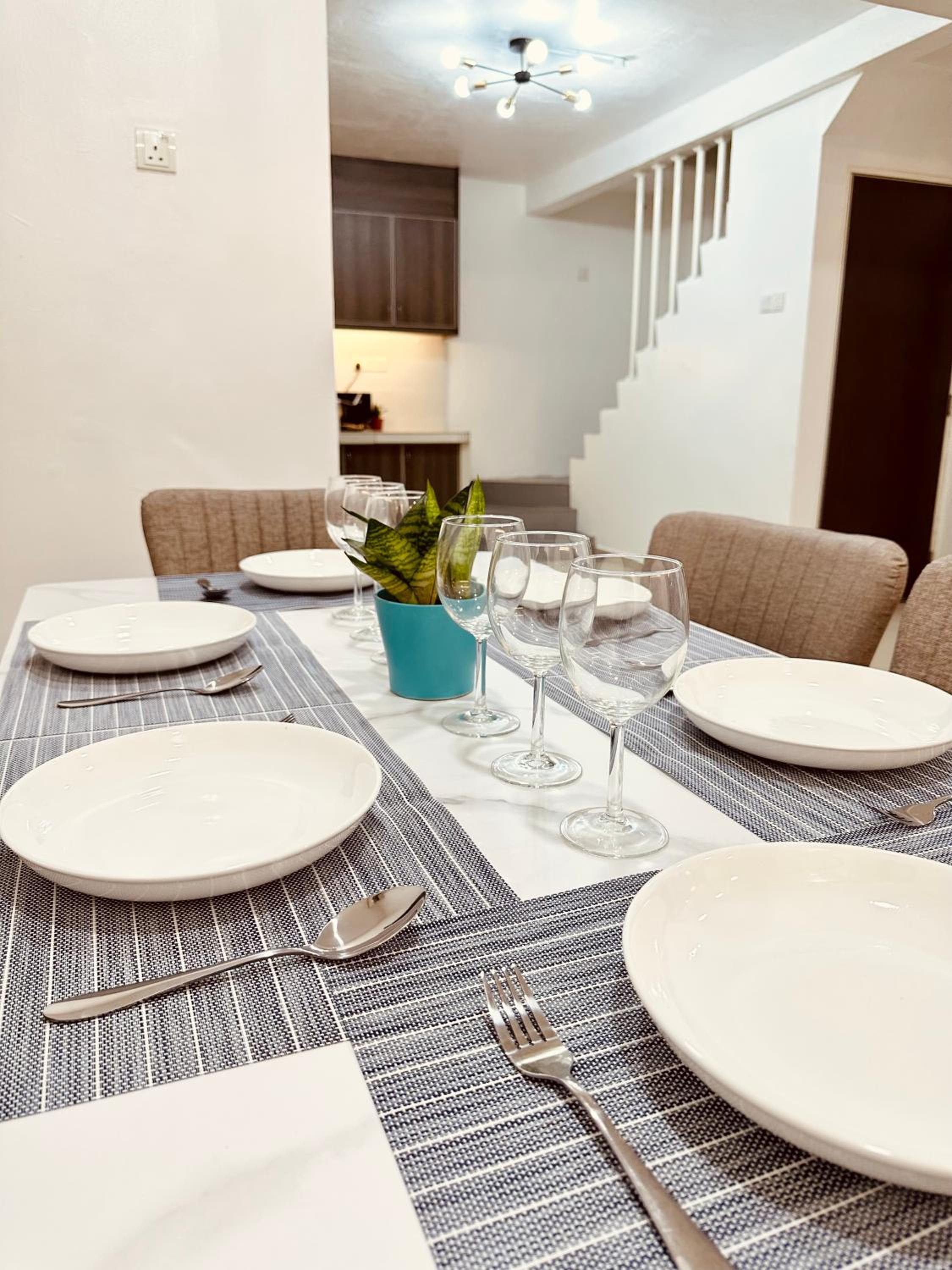 Corner Homestay with Garden and Private Parking