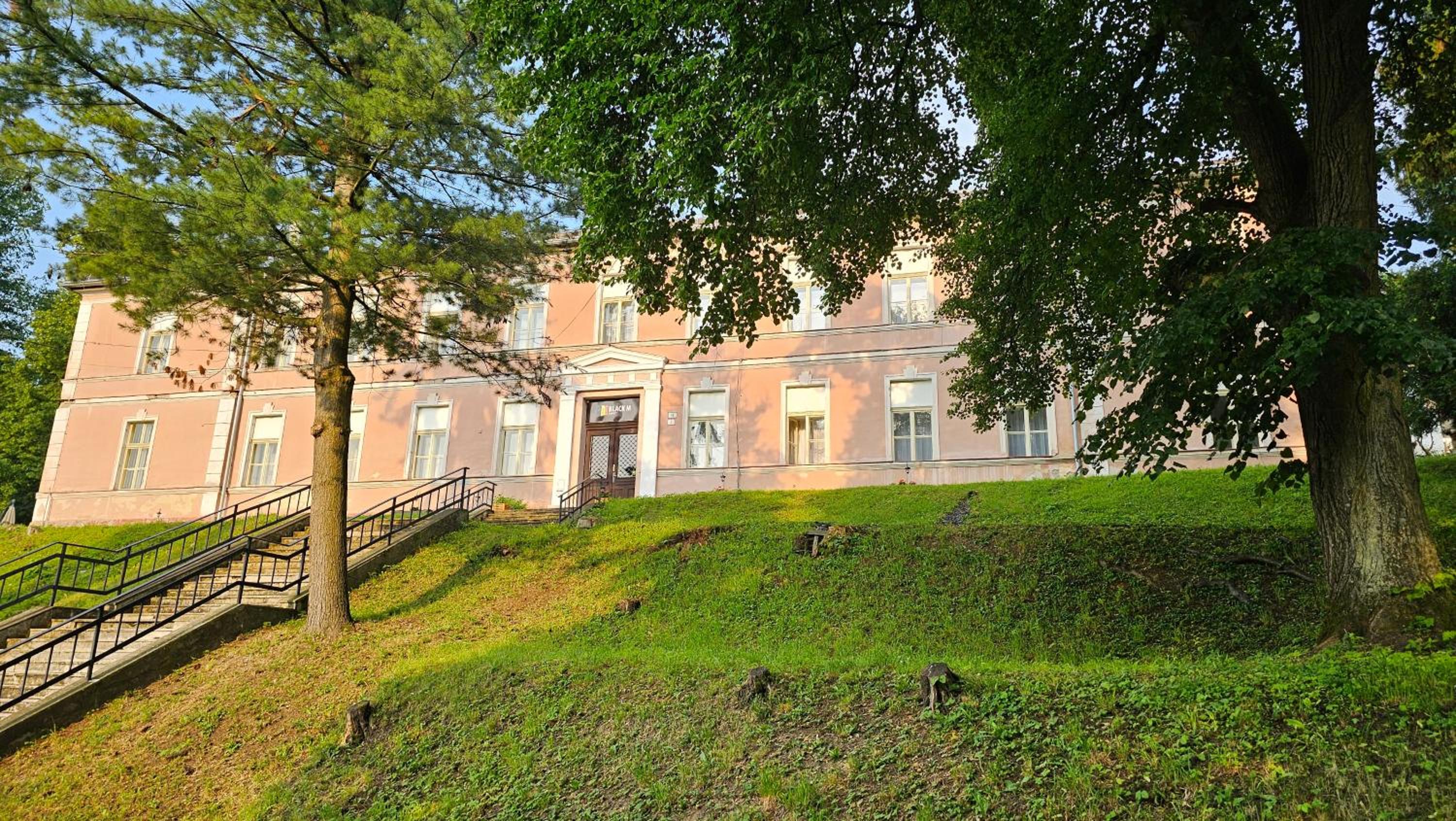 Hotel Black M - Penzión - Reštaurácia - Image 1