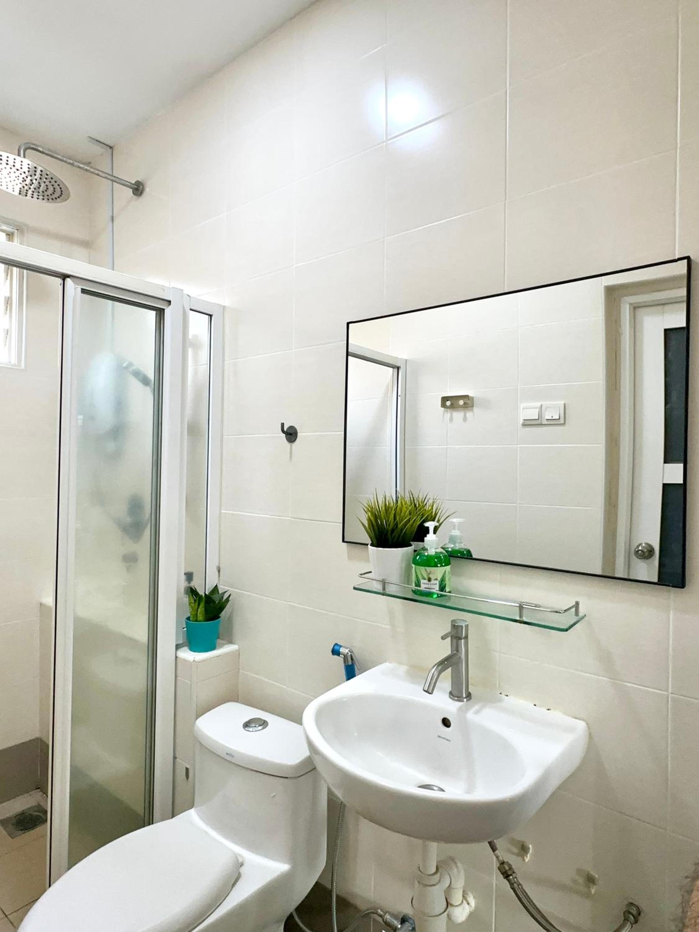 Corner Homestay with Garden and Private Parking