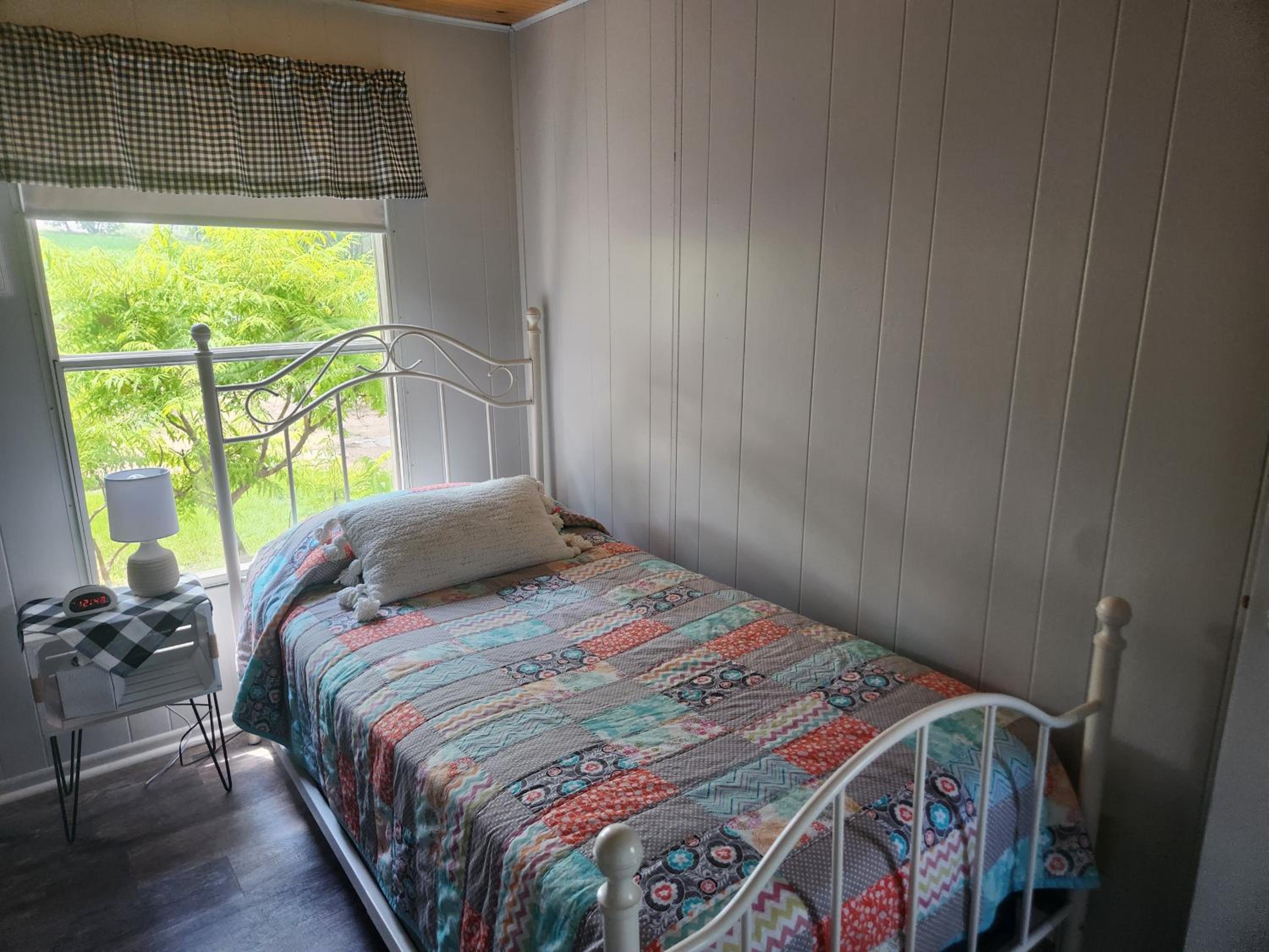 Quiet Cozy Cottonwood Cottage in Scotia view 5