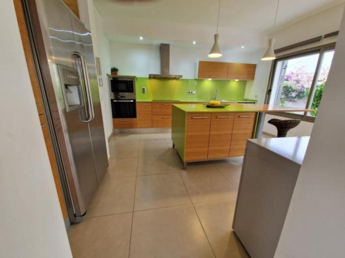 Moderna casa con piscina privada