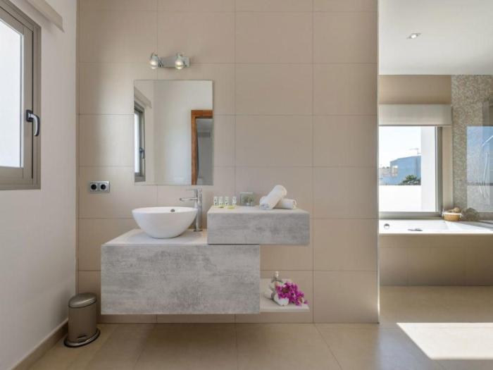 Moderna casa con piscina privada