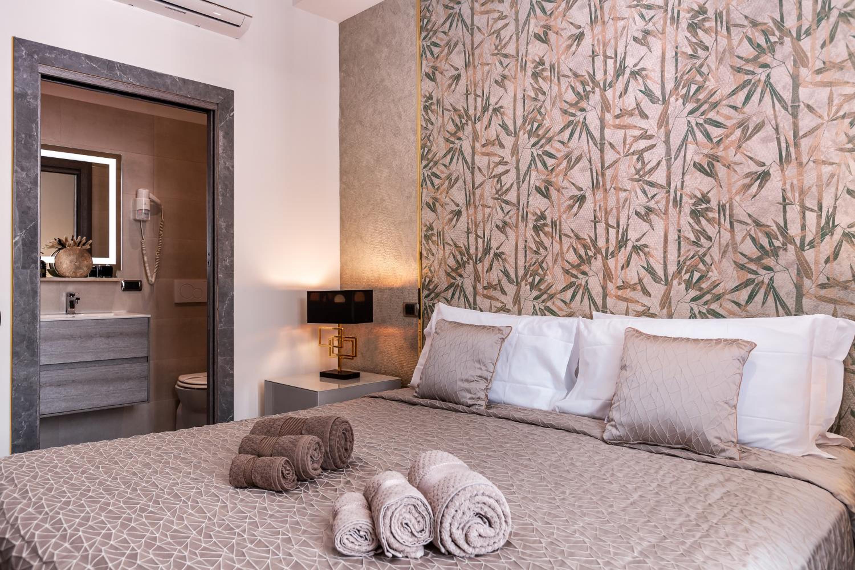 Daphne Suites
