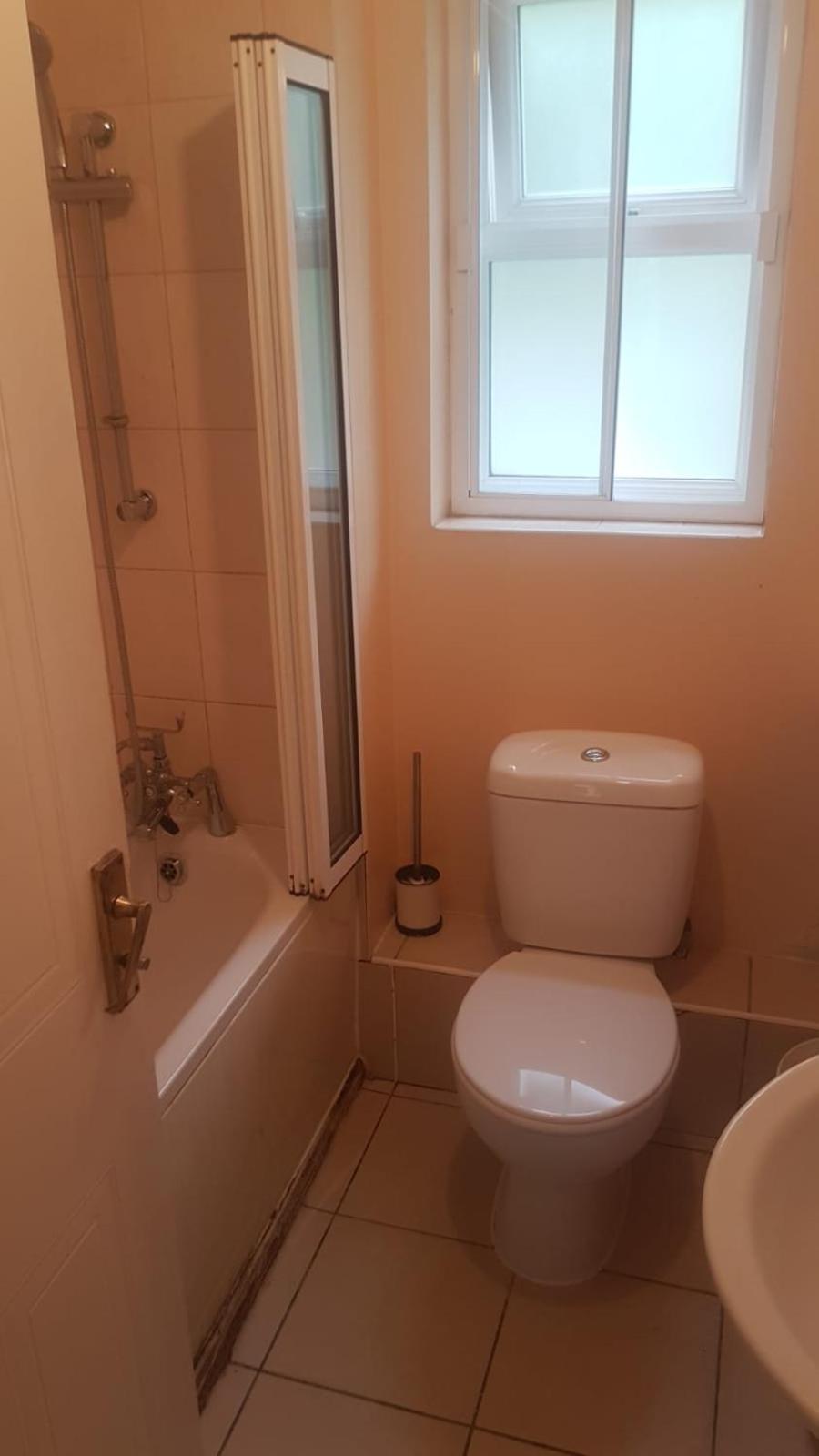 Secure 2 bedroom apartment, very close to Canary Wharf, in a gated development