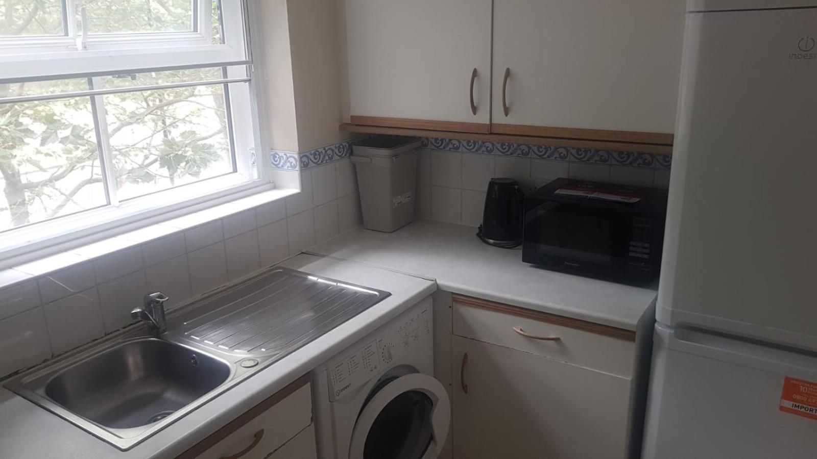 Secure 2 bedroom apartment, very close to Canary Wharf, in a gated development