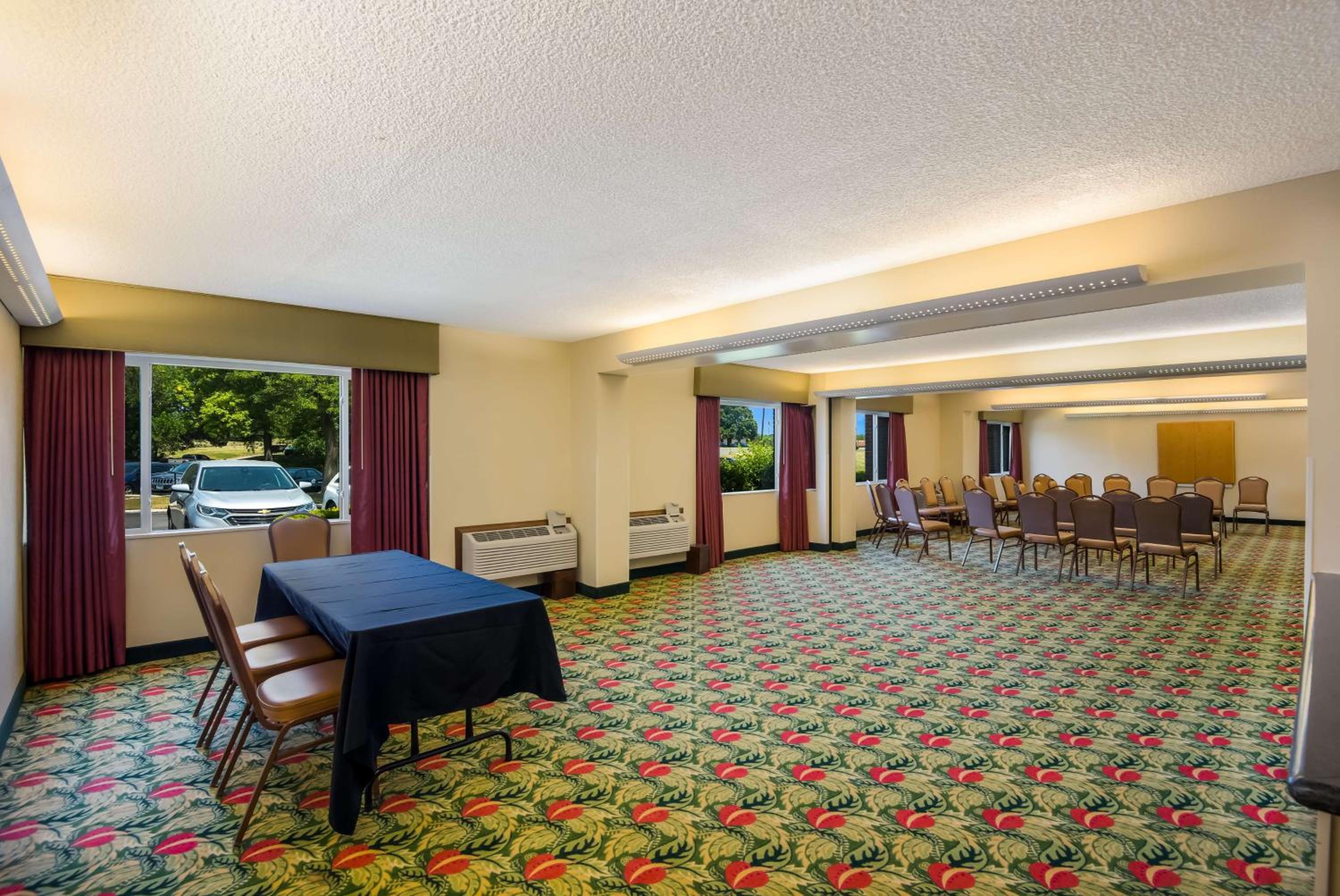 Galesburg Vacations - Best Western Prairie Inn  Conference Center - Property Image 4