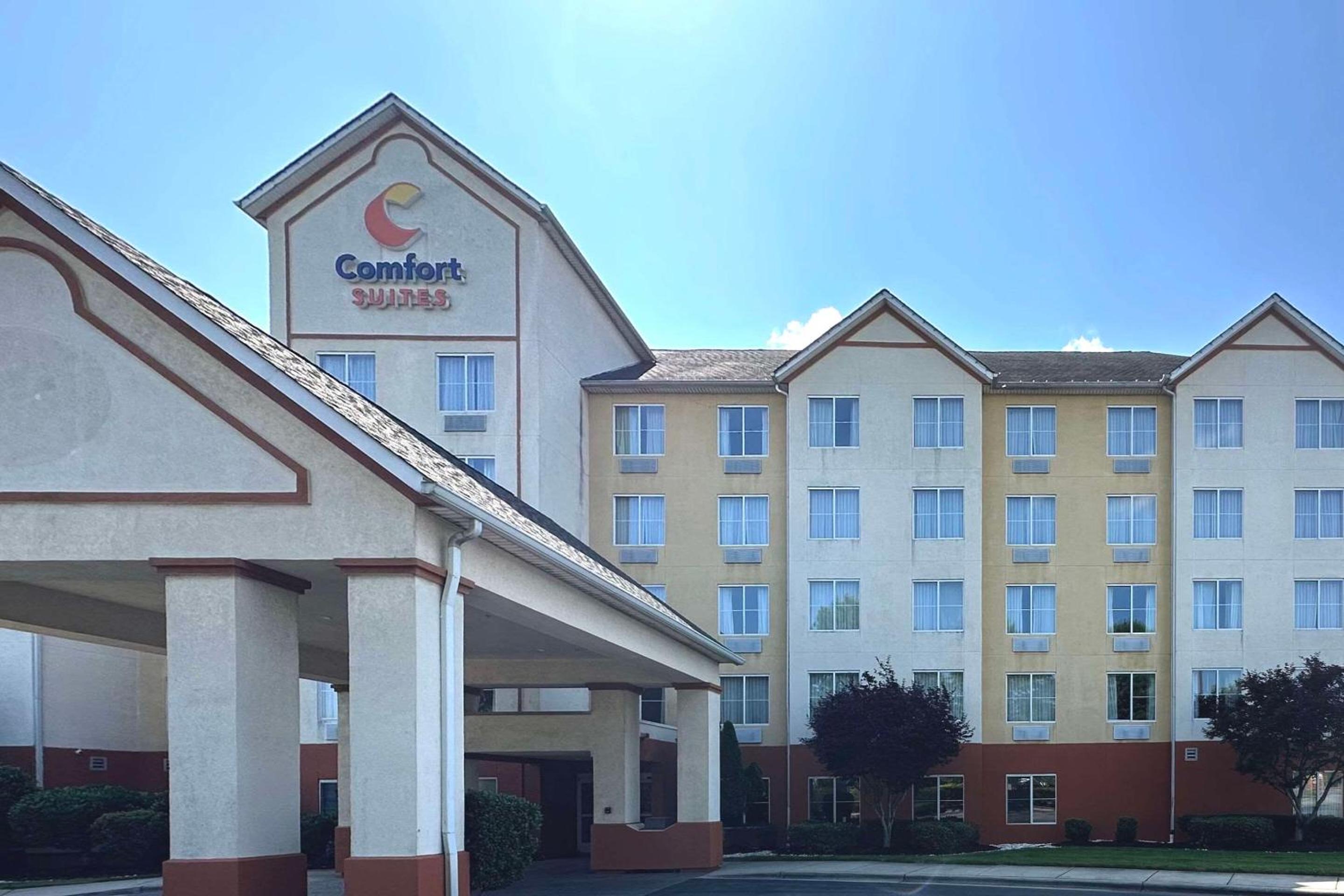Hotel Comfort Suites Airport - Image 1
