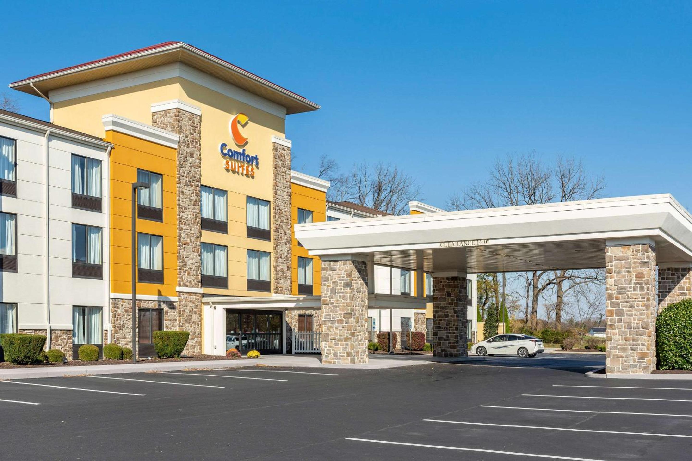 Hotel Comfort Suites Amish Country - Image 1