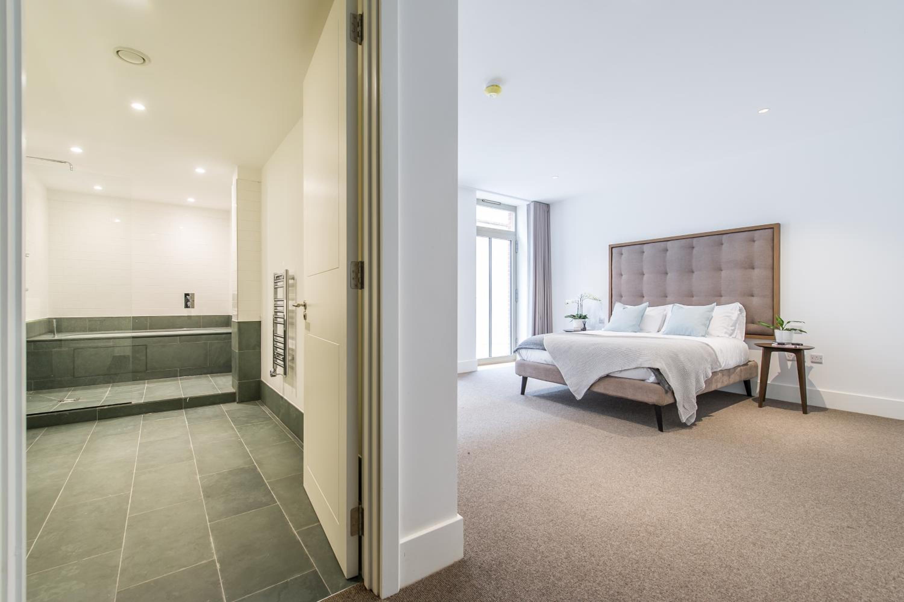 Stunning apartment building, walking distance to Ealing Broadway tube! view 4