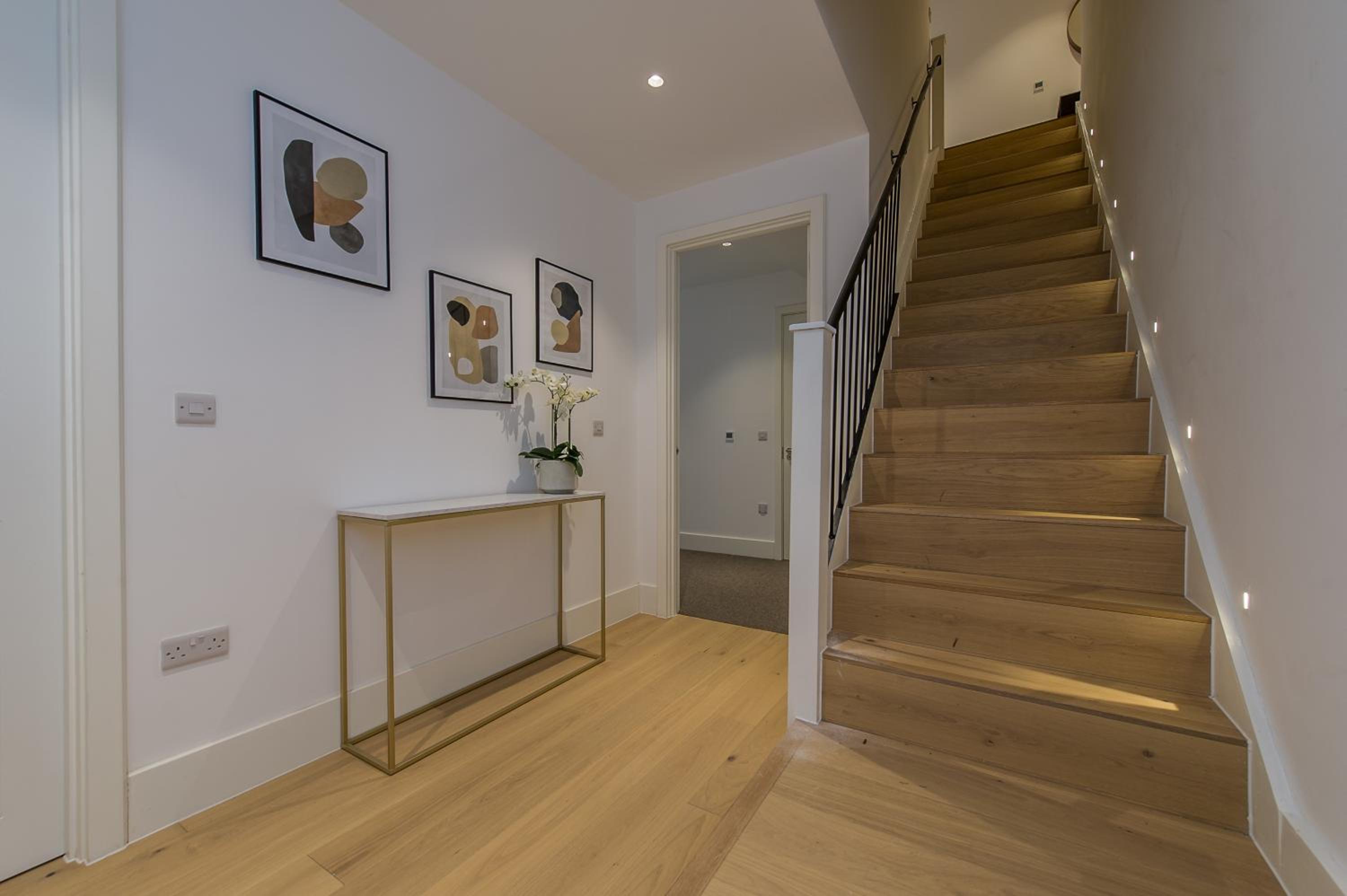 Stunning apartment building, walking distance to Ealing Broadway tube! view 3