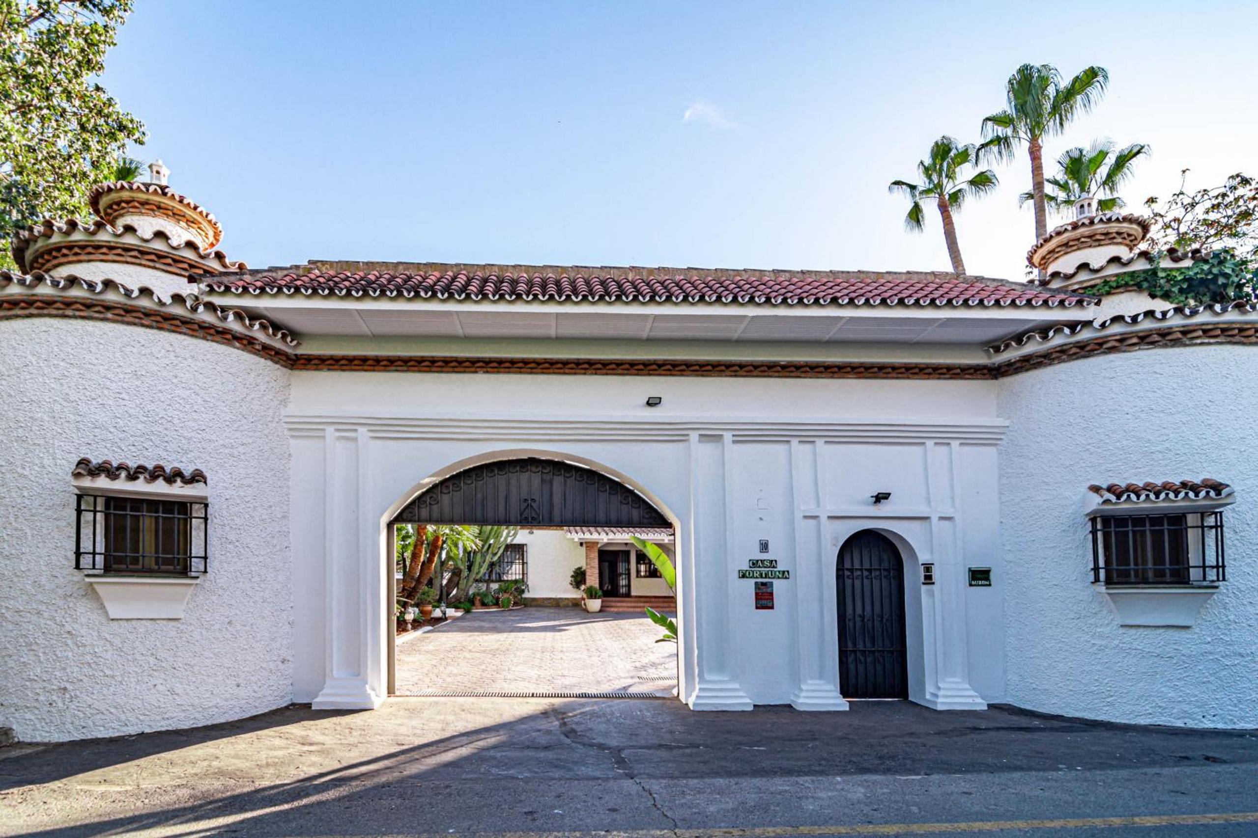 Seaside Paradise Villa with a Private Pool and Walking distance to the Beach