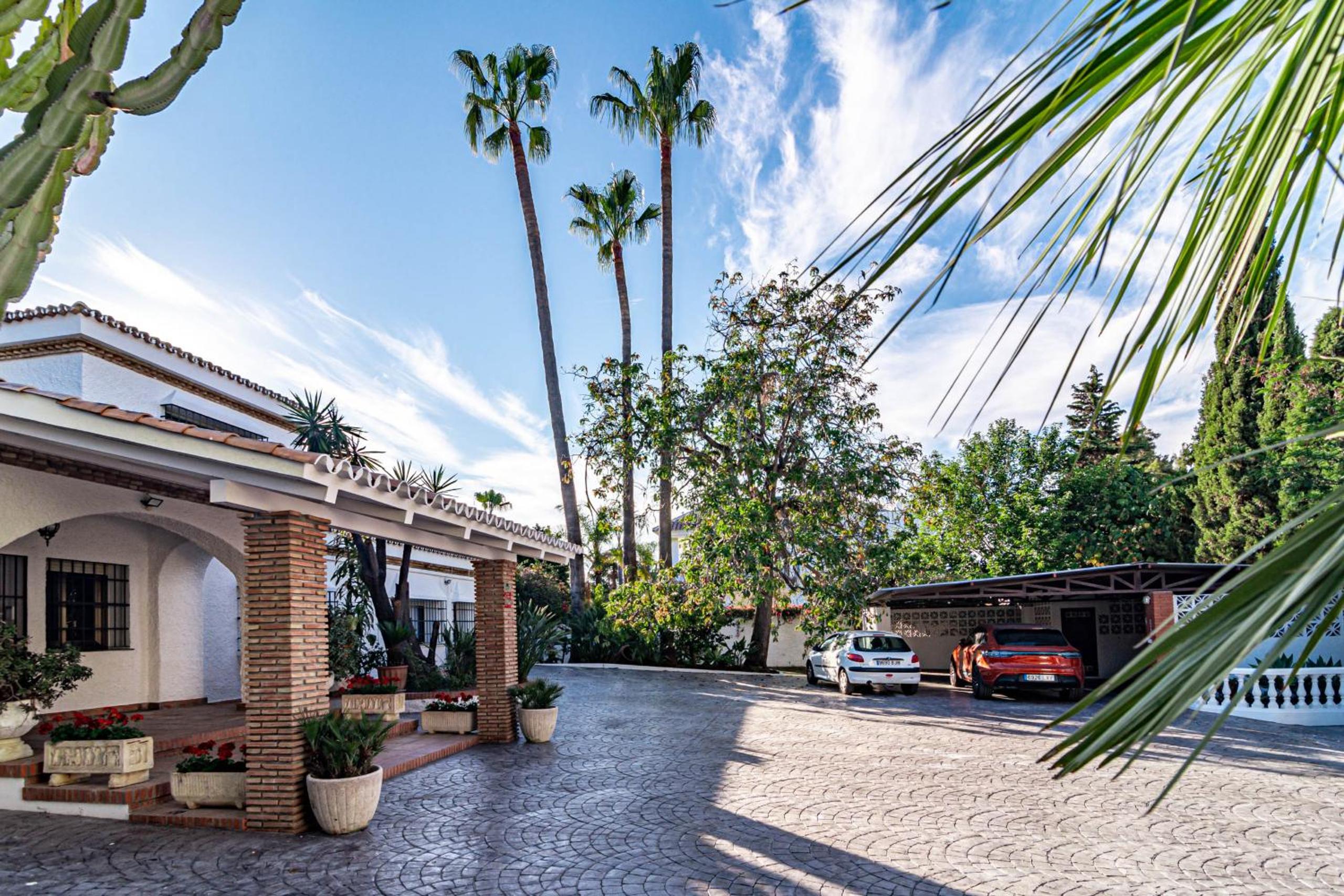 Seaside Paradise Villa with a Private Pool and Walking distance to the Beach