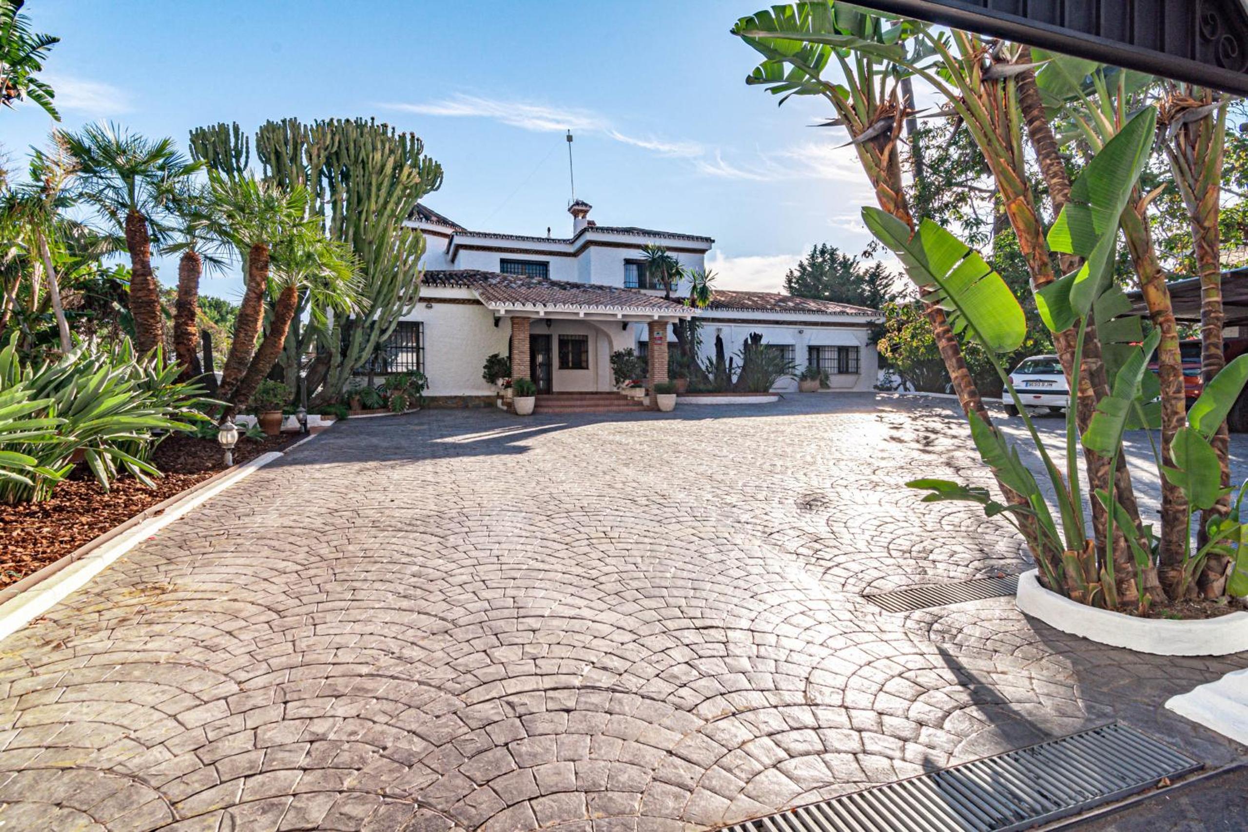 Seaside Paradise Villa with a Private Pool and Walking distance to the Beach