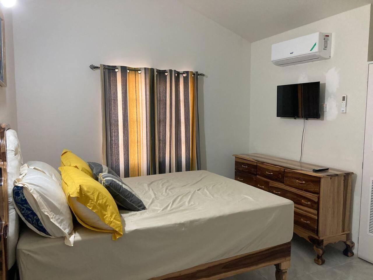 Sleeps 4 with Free Parking 15-min to Beach view 4