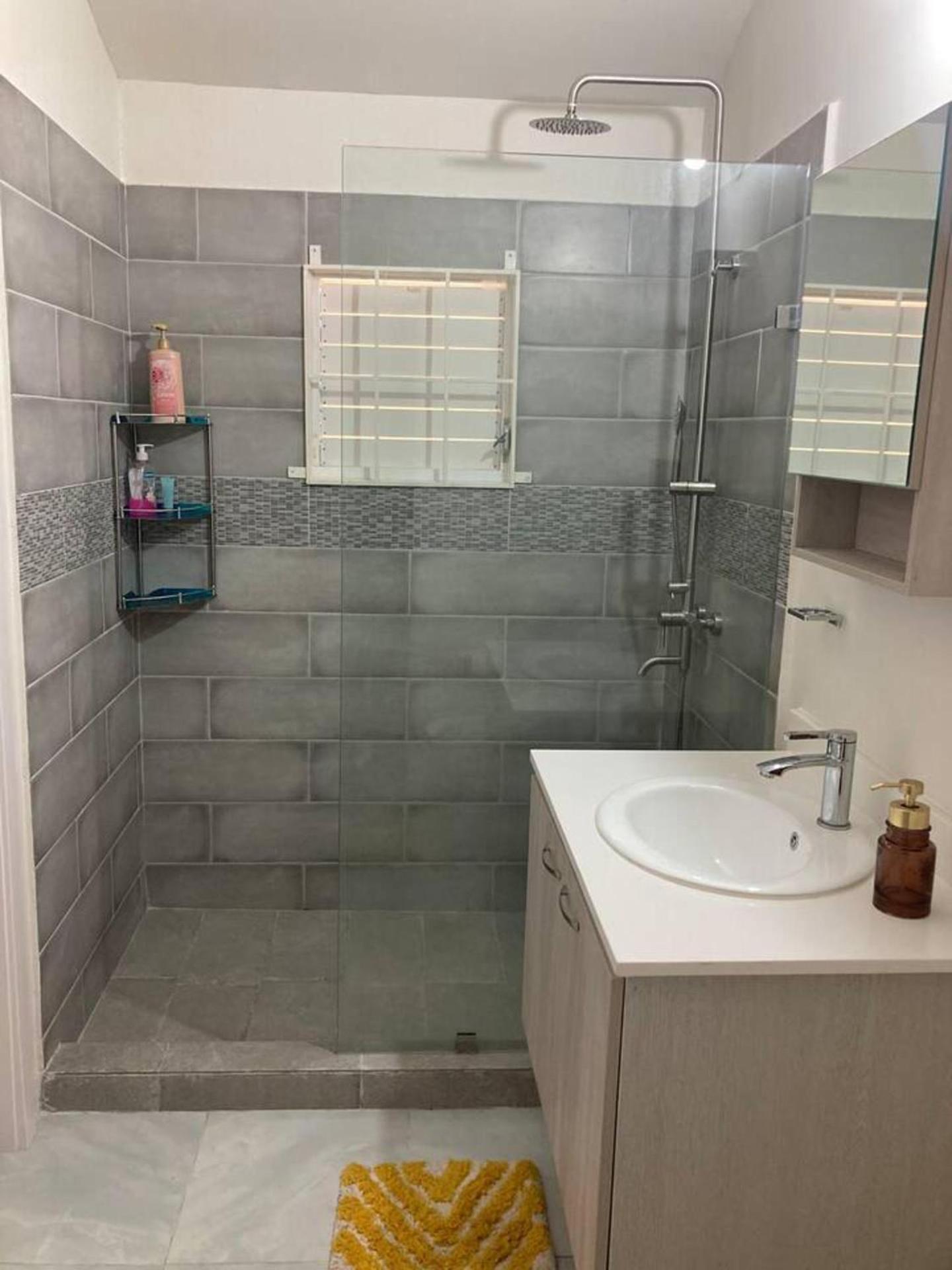 Sleeps 4 with Free Parking 15-min to Beach view 5