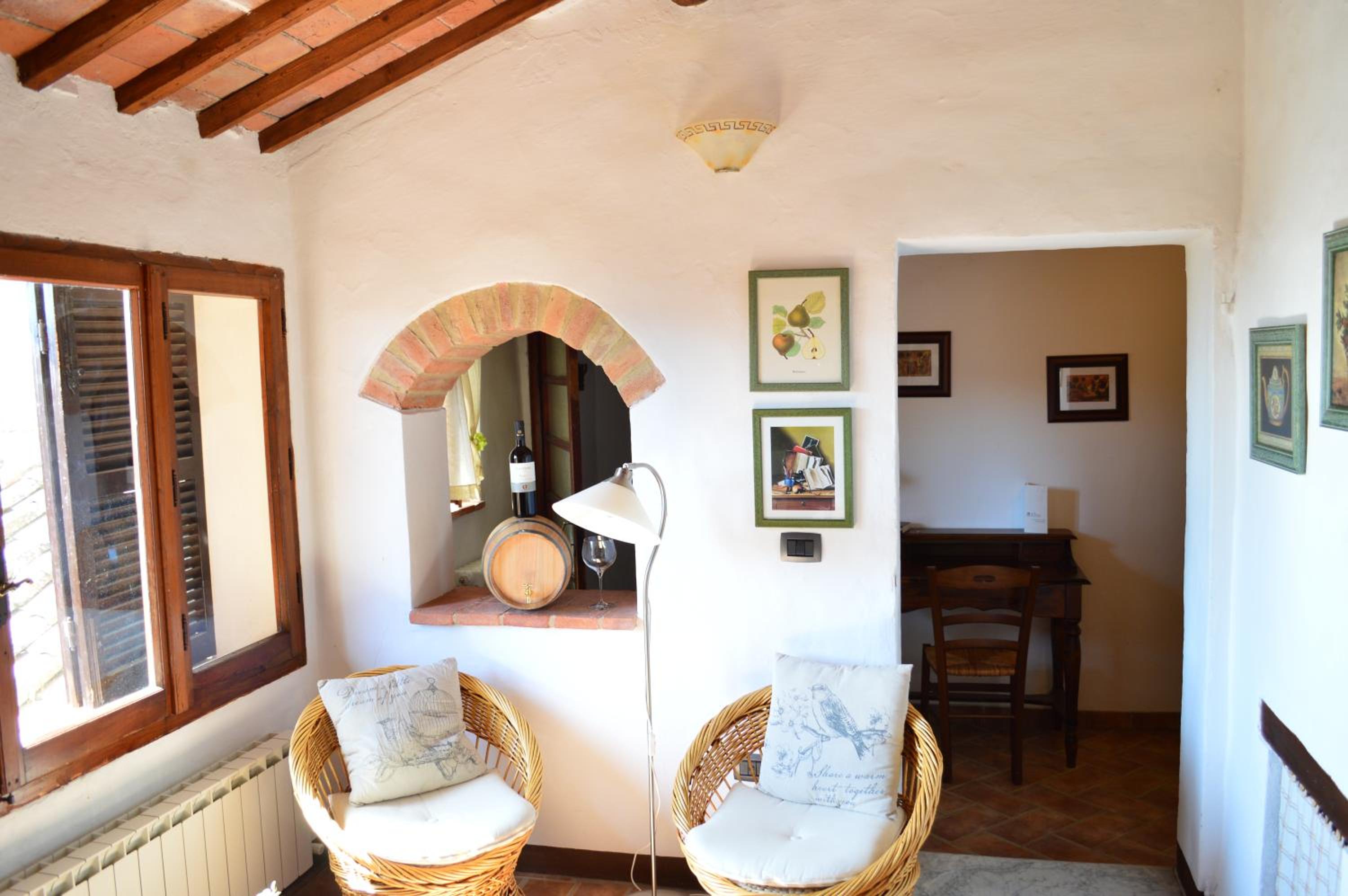 Apartment with Little Arch view 4