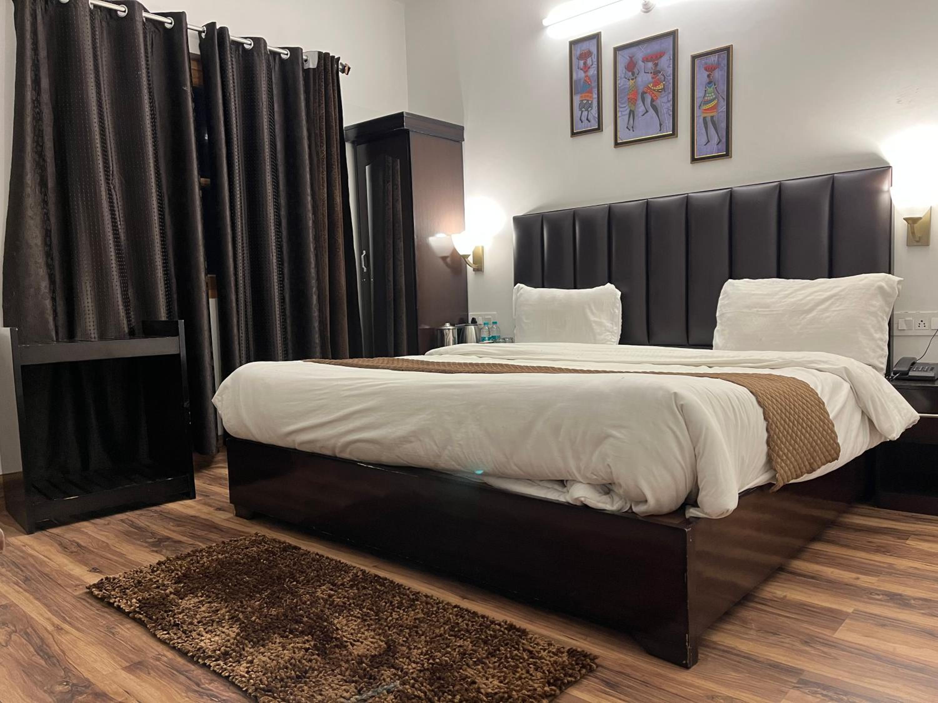 Cedar Woods Resort by Heyan Hotels view 2