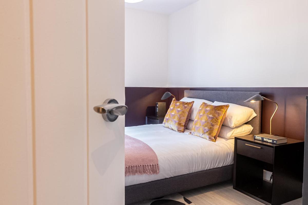 Pristine 1 and 2 bedroom apartments near business district, walking distance to city centre, free internet & complimentary parking by Sojo Stay view 4