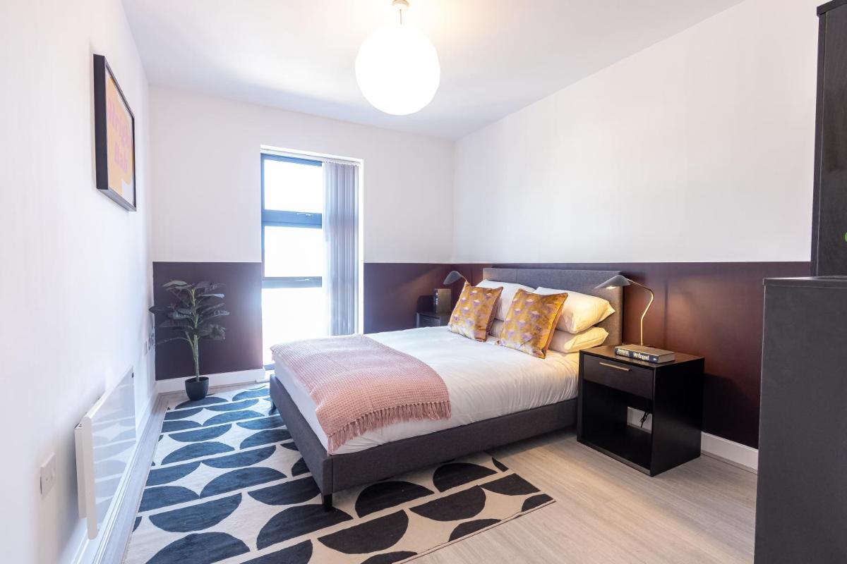 Pristine 1 and 2 bedroom apartments near business district, walking distance to city centre, free internet & complimentary parking by Sojo Stay view 5