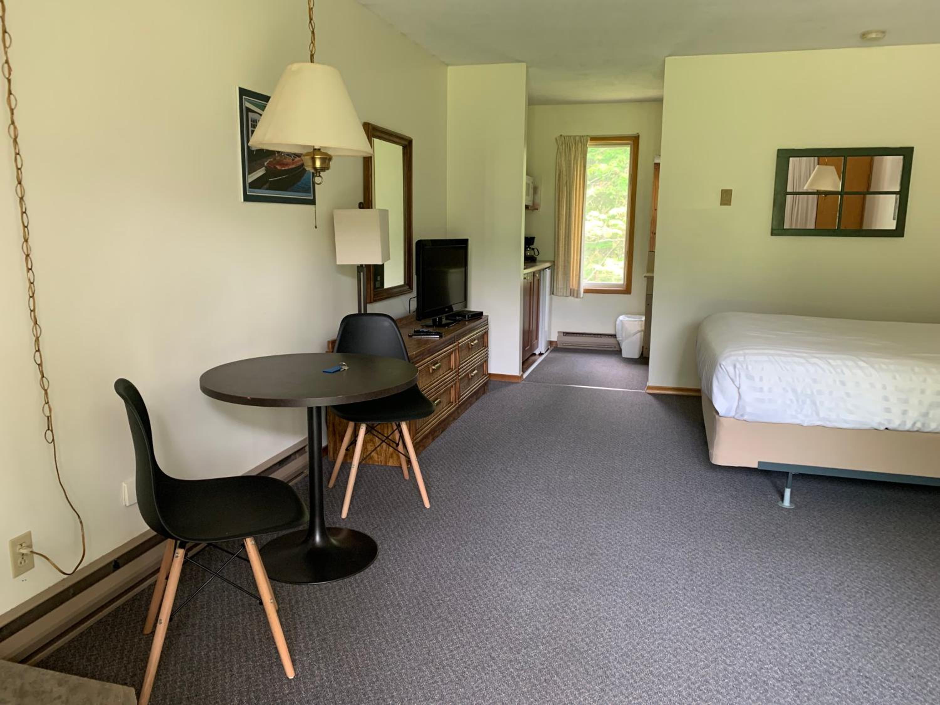 Colonial Bay Motel and Cottages