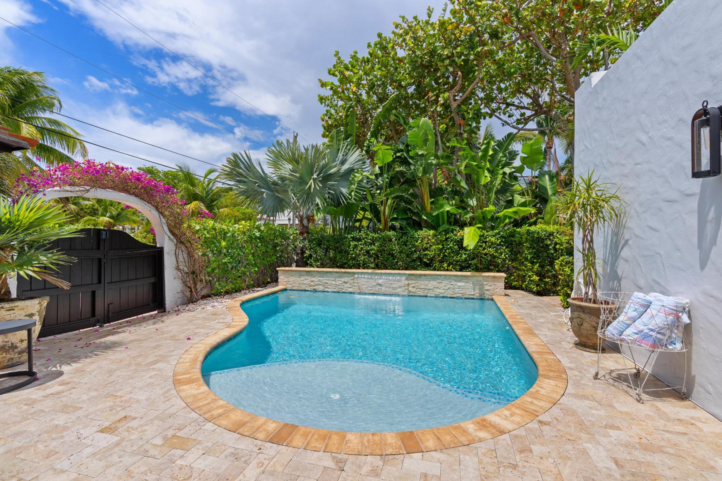 Casa Michaeline - Escape to a Glamorous Spanish Pool Oasis