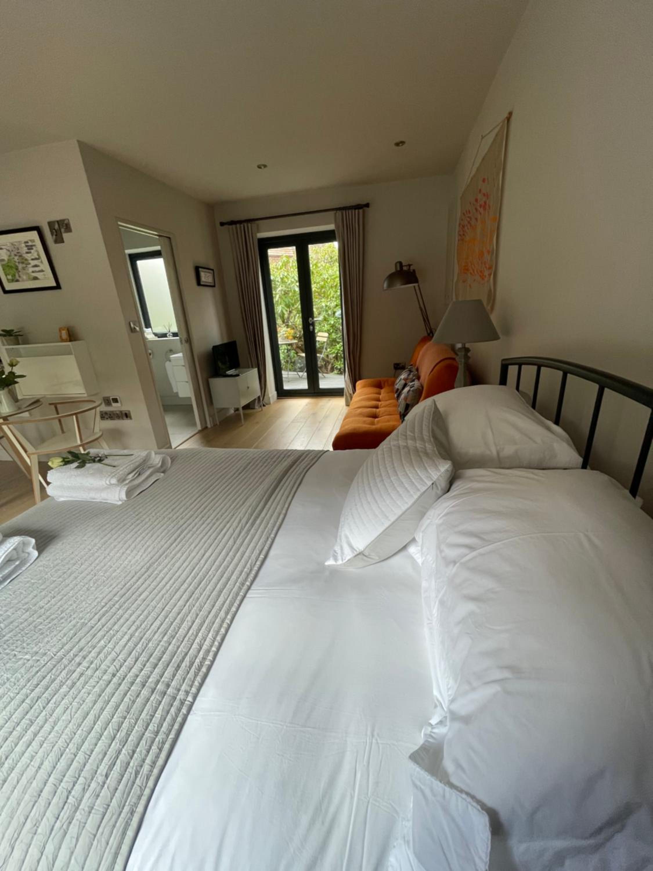 Royal Tunbridge Wells Vacations - Studio Acorn private parking and garden - Property Image 2