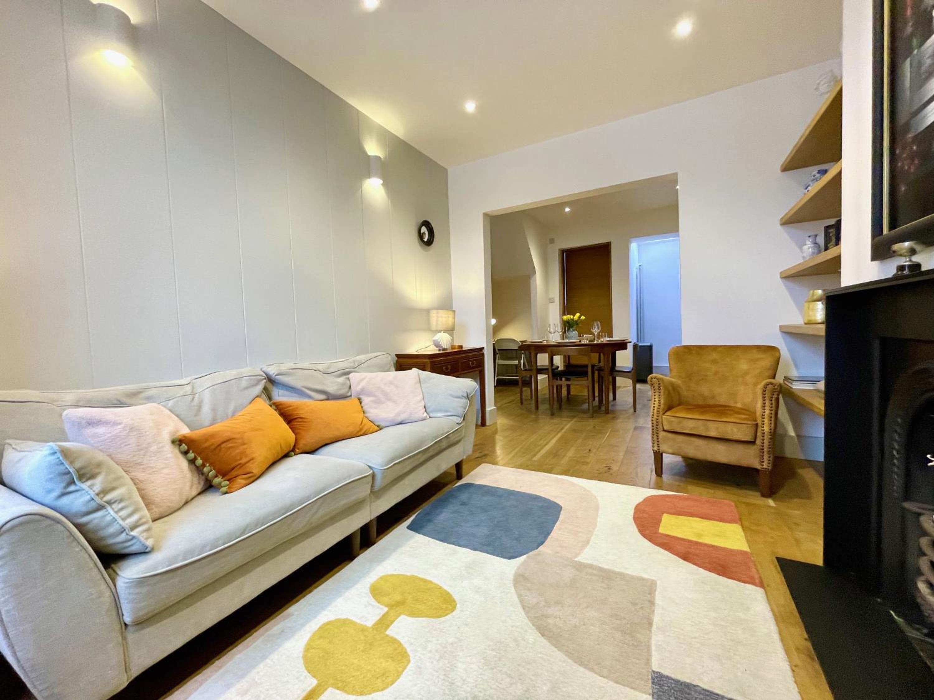 Stylish 2-bedroom Townhouse next to Brighton Station