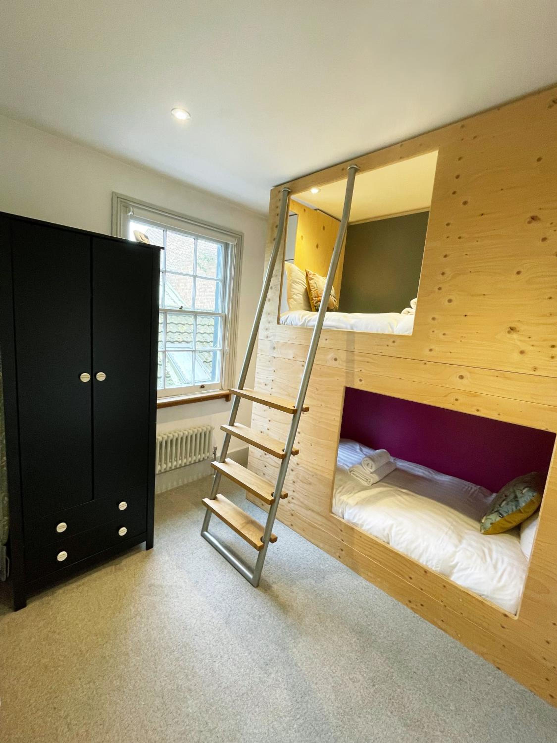 Stylish 2-bedroom Townhouse next to Brighton Station